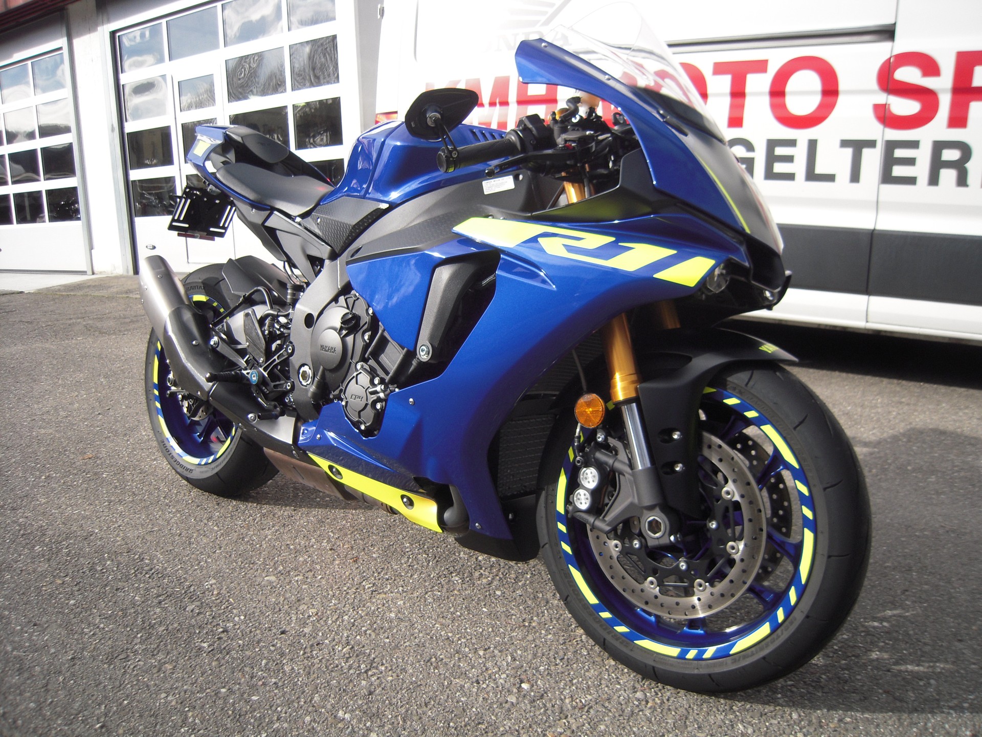 YAMAHA YZF-R1 ABS-image-1
