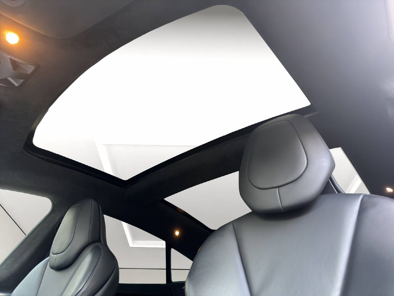 TESLA Model S 90 D-image-10