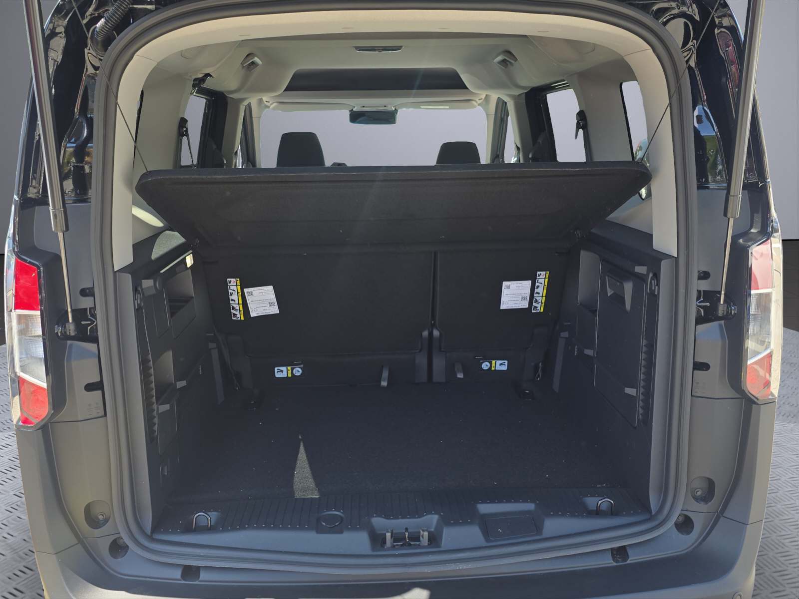 FORD E-Tourneo Courier Active-image-13