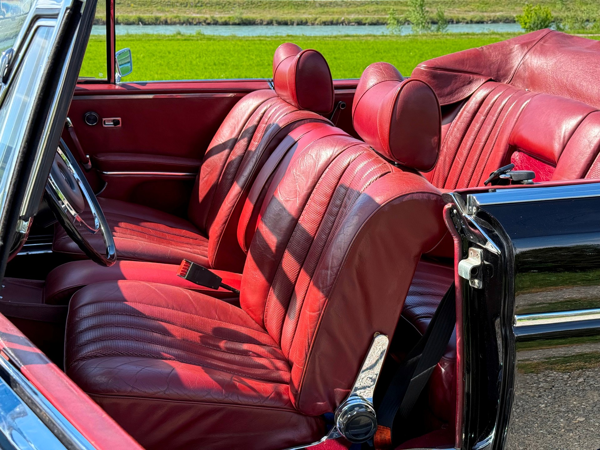 MERCEDES-BENZ 280 SE 3.5 Cabriolet-showroom-element-1
