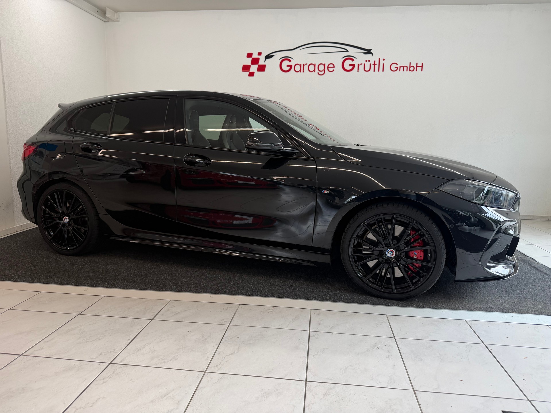 BMW M135i xDrive M Sport Pro Steptronic Edition-showroom-element-1