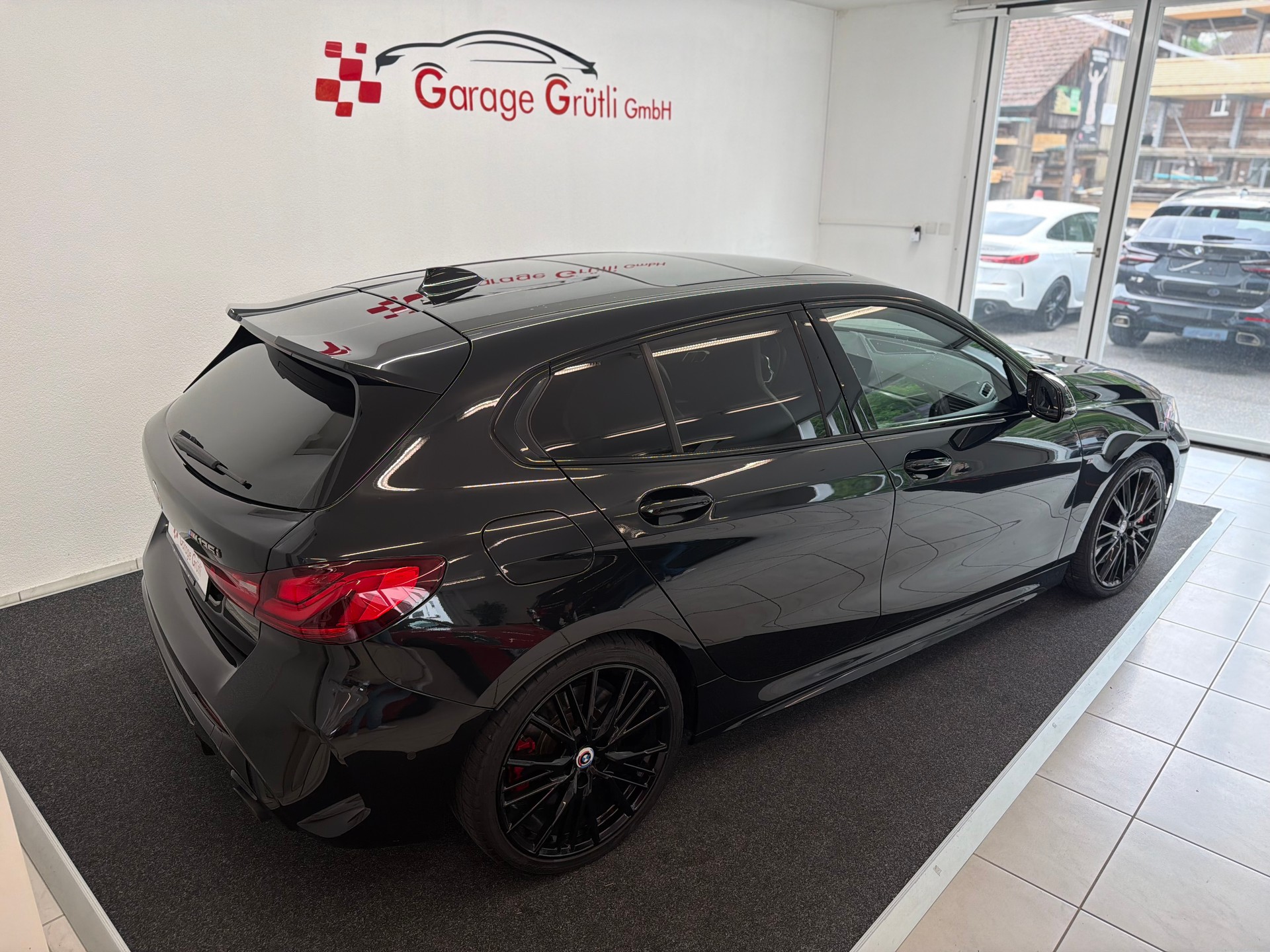 BMW M135i xDrive M Sport Pro Steptronic Edition-showroom-element-3