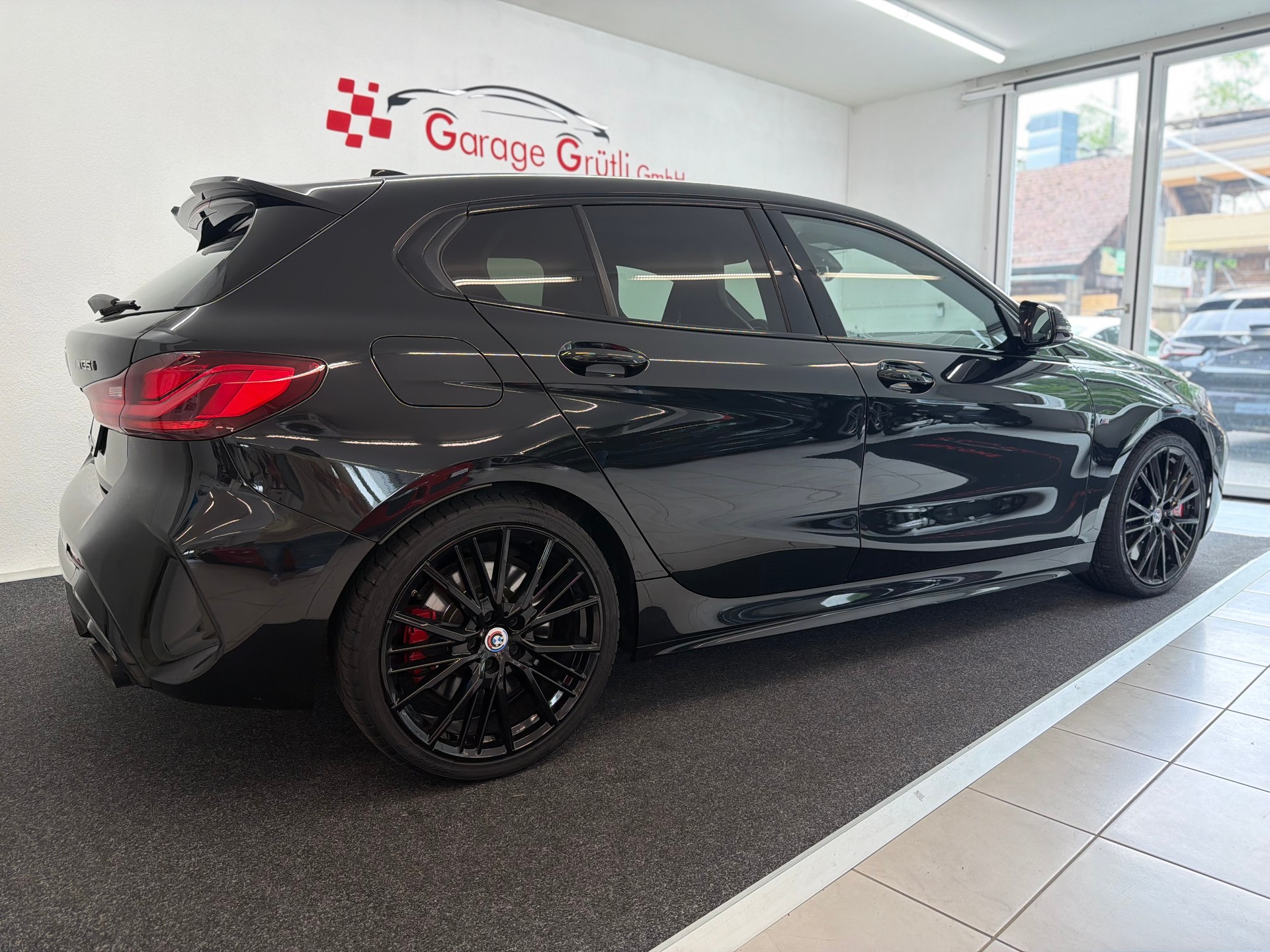 BMW M135i xDrive M Sport Pro Steptronic Edition-showroom-element-2
