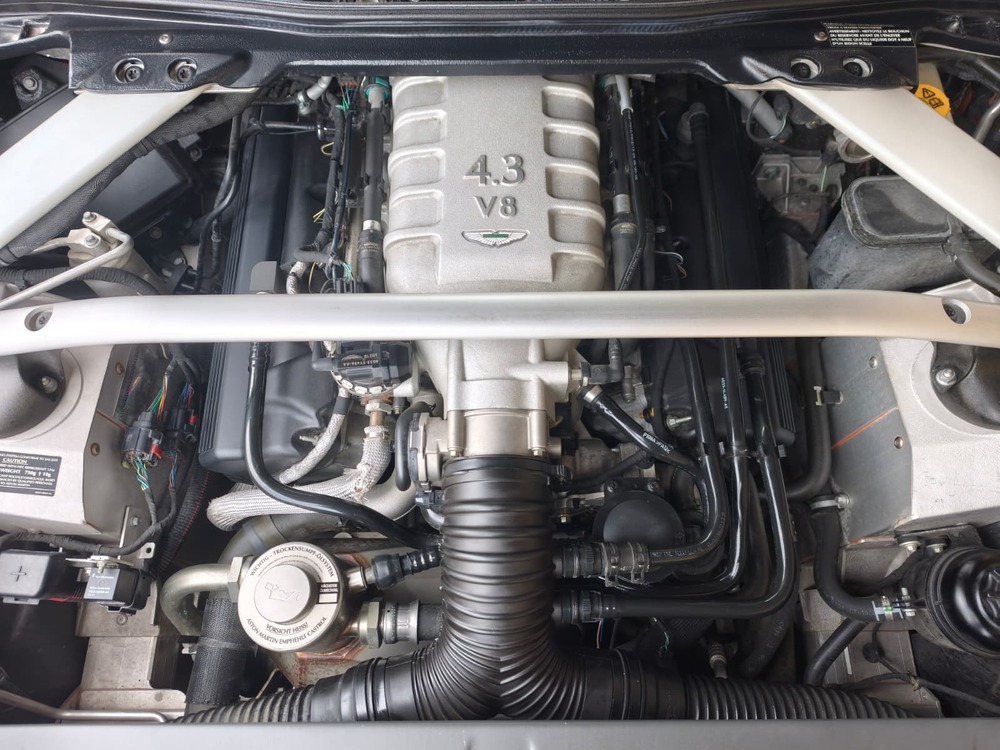 ASTON MARTIN V8 Vantage 4.3-image-11