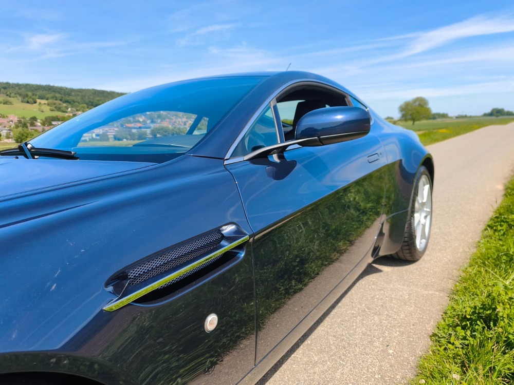 ASTON MARTIN V8 Vantage 4.3-image-12
