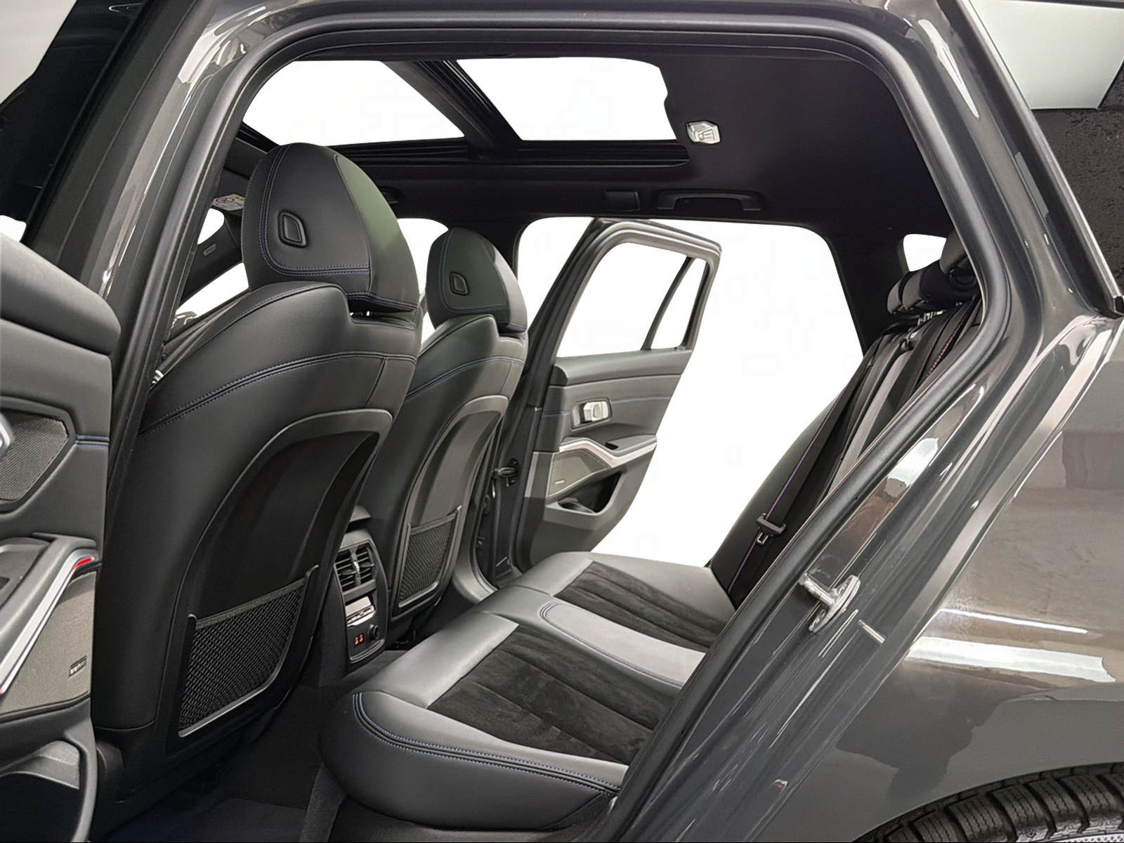 BMW 330i Touring xDrive Dravit Grey M Sport Steptronic / 360° Kamera / H&K Sound / Panoramadach / Komfortzugang / Laserlight /-image-8