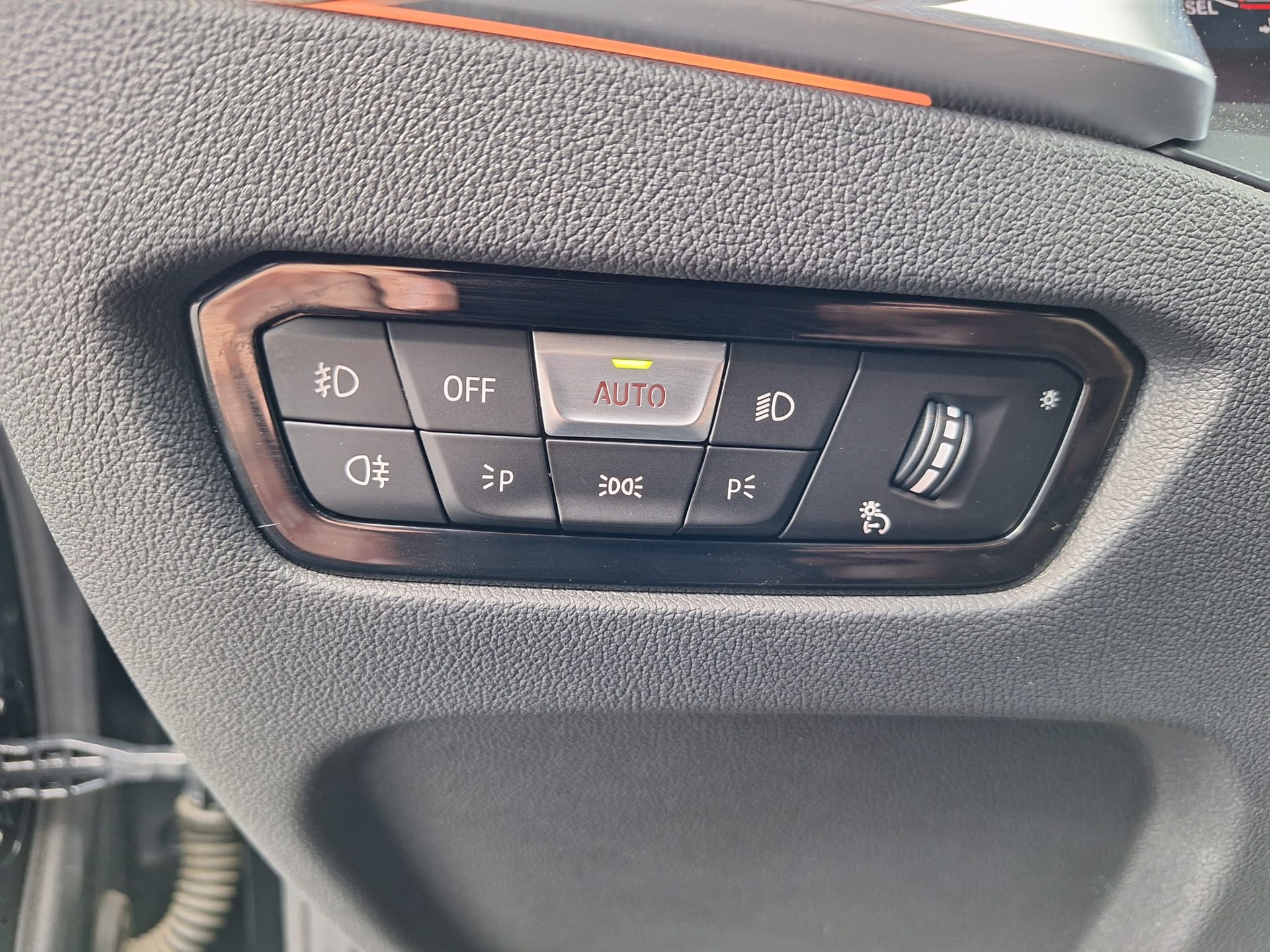 BMW 320d xDrive 48V Touring Steptronic-image-13