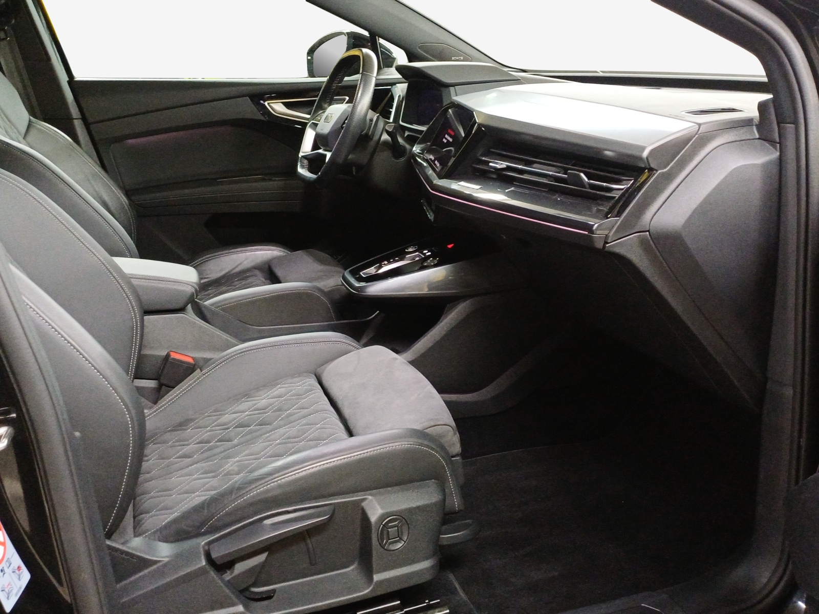 AUDI Q4 e-tron 50 quattro-image-14