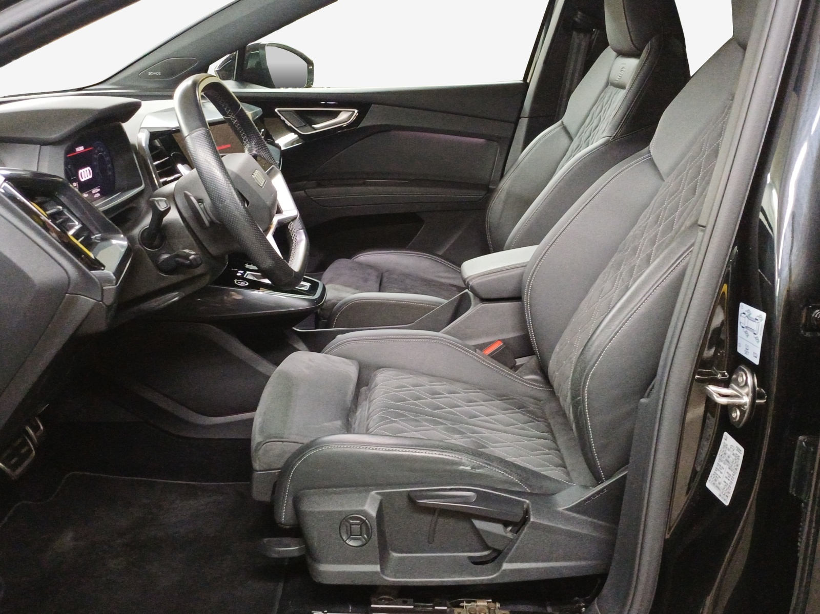 AUDI Q4 e-tron 50 quattro-image-8
