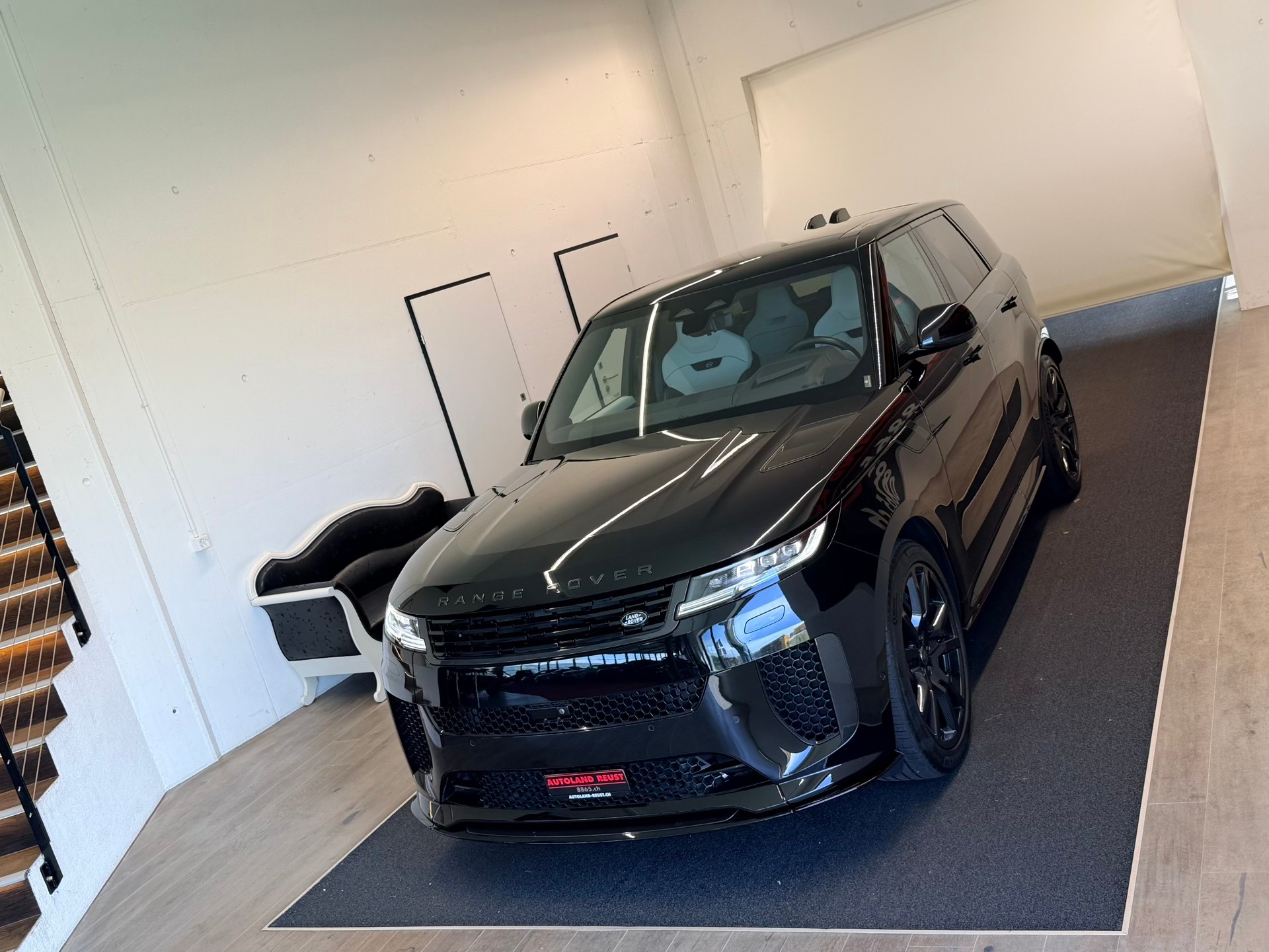 LAND ROVER Range Rover Sport P635 4.4 V8 SV Edition One-showroom-element-3
