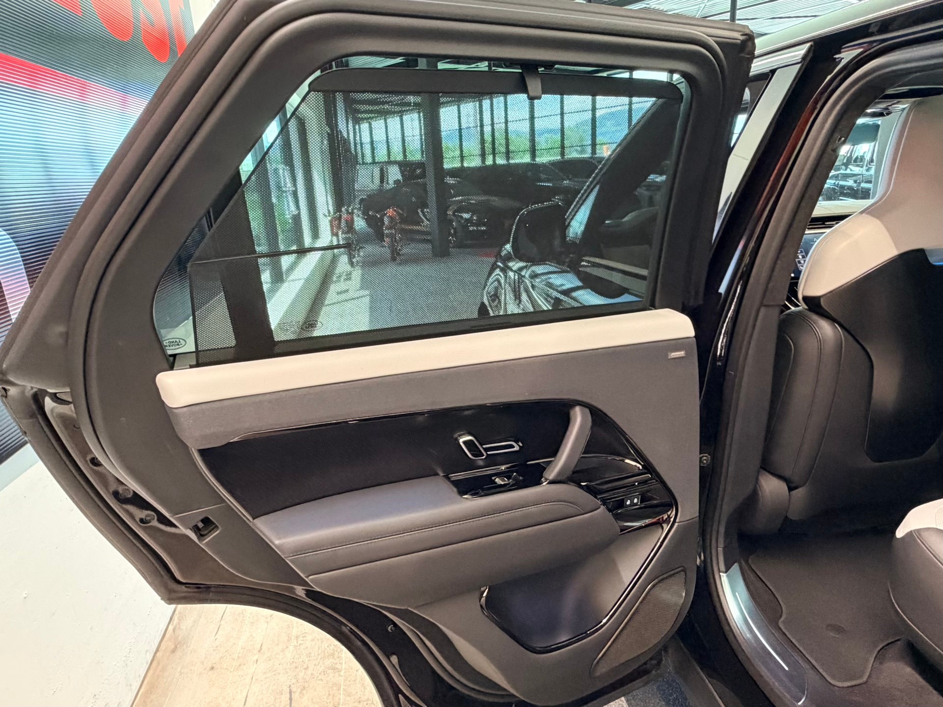 LAND ROVER Range Rover Sport P635 4.4 V8 SV Edition One-image-18