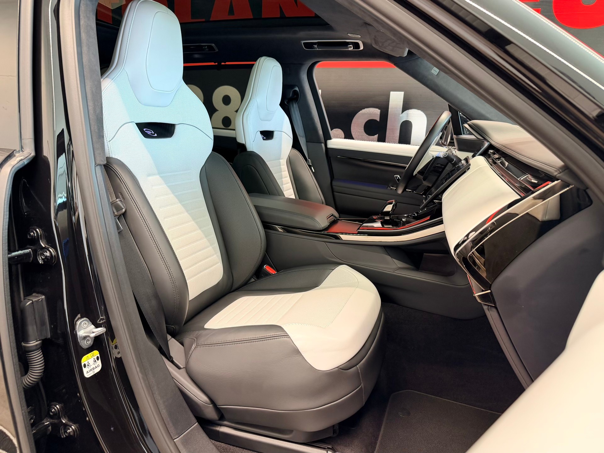 LAND ROVER Range Rover Sport P635 4.4 V8 SV Edition One-image-26