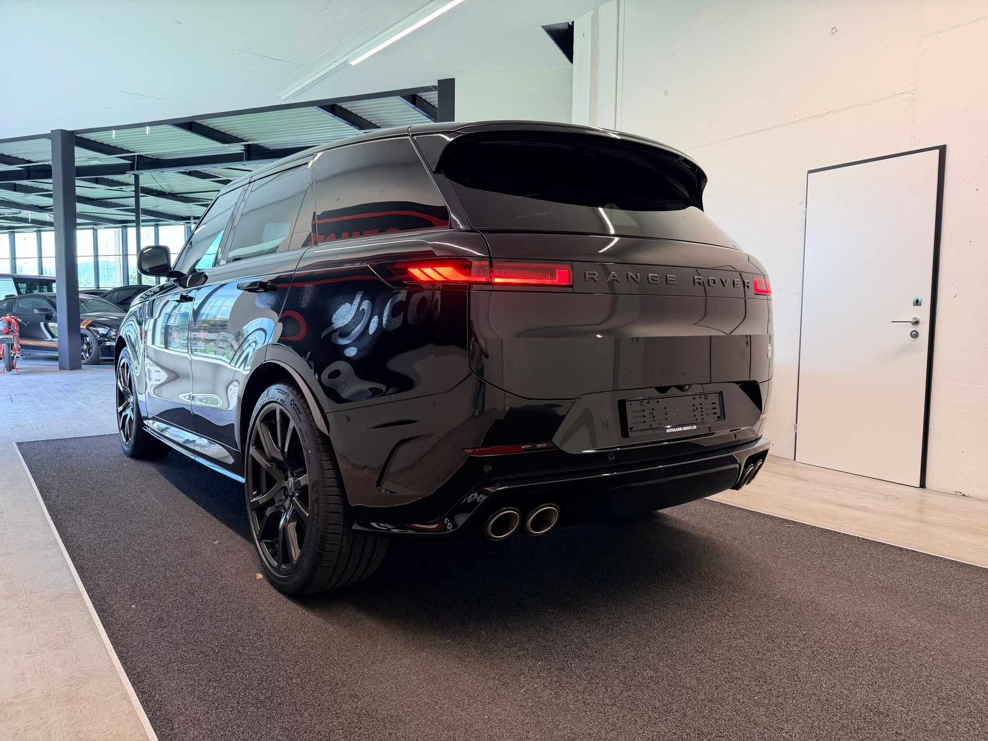 LAND ROVER Range Rover Sport P635 4.4 V8 SV Edition One-image-7