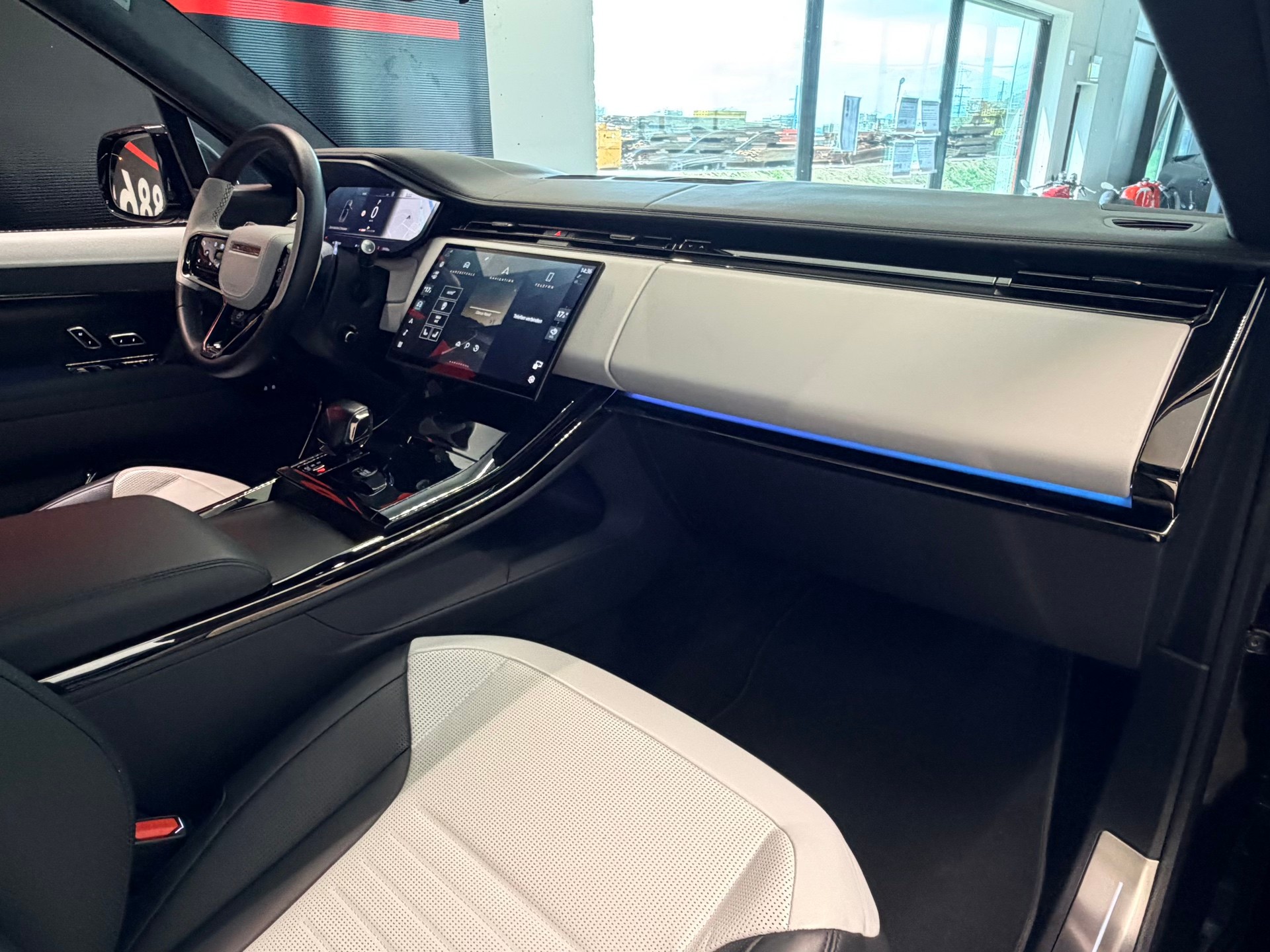 LAND ROVER Range Rover Sport P635 4.4 V8 SV Edition One-image-22