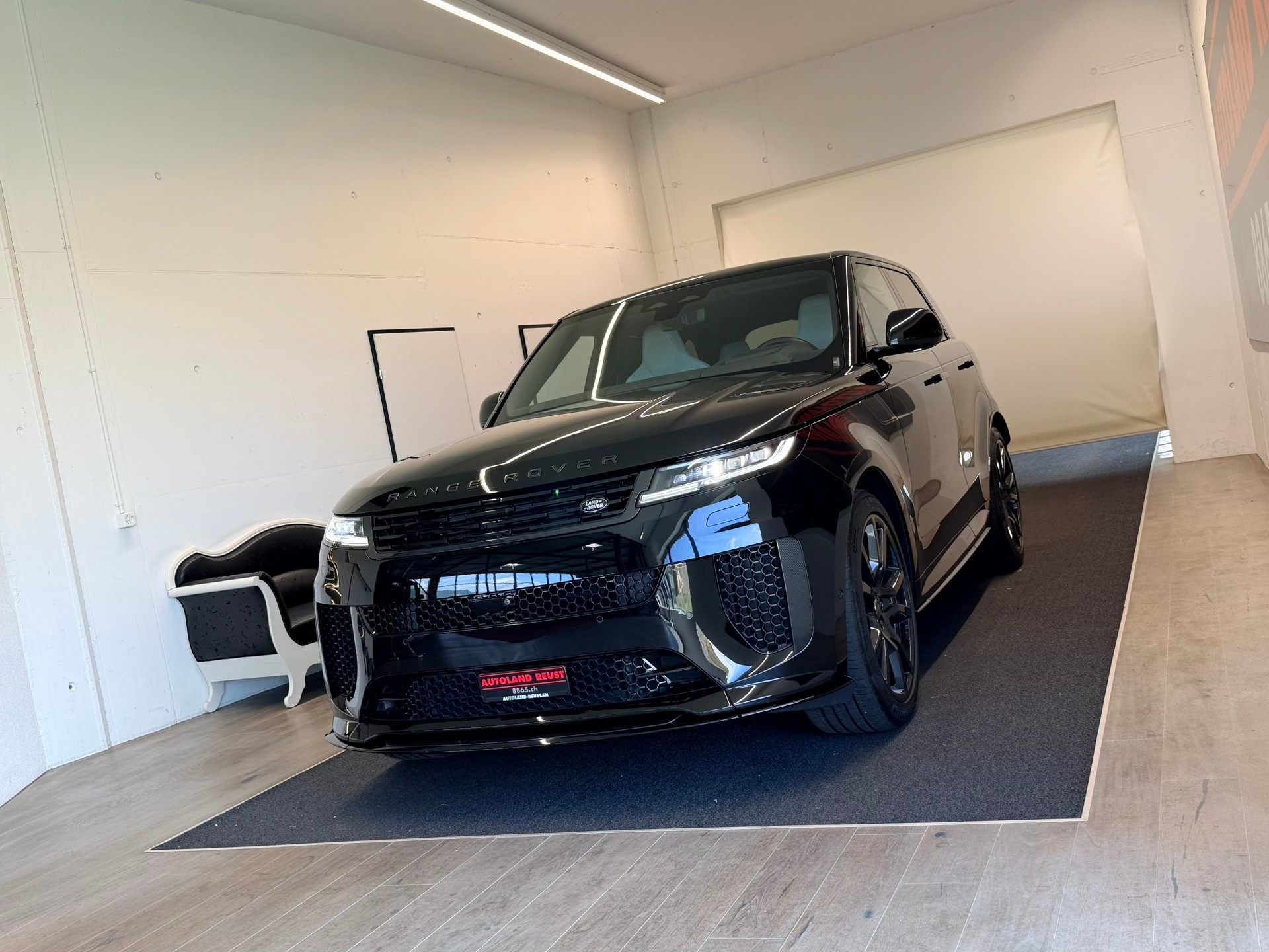 LAND ROVER Range Rover Sport P635 4.4 V8 SV Edition One-showroom-element-2