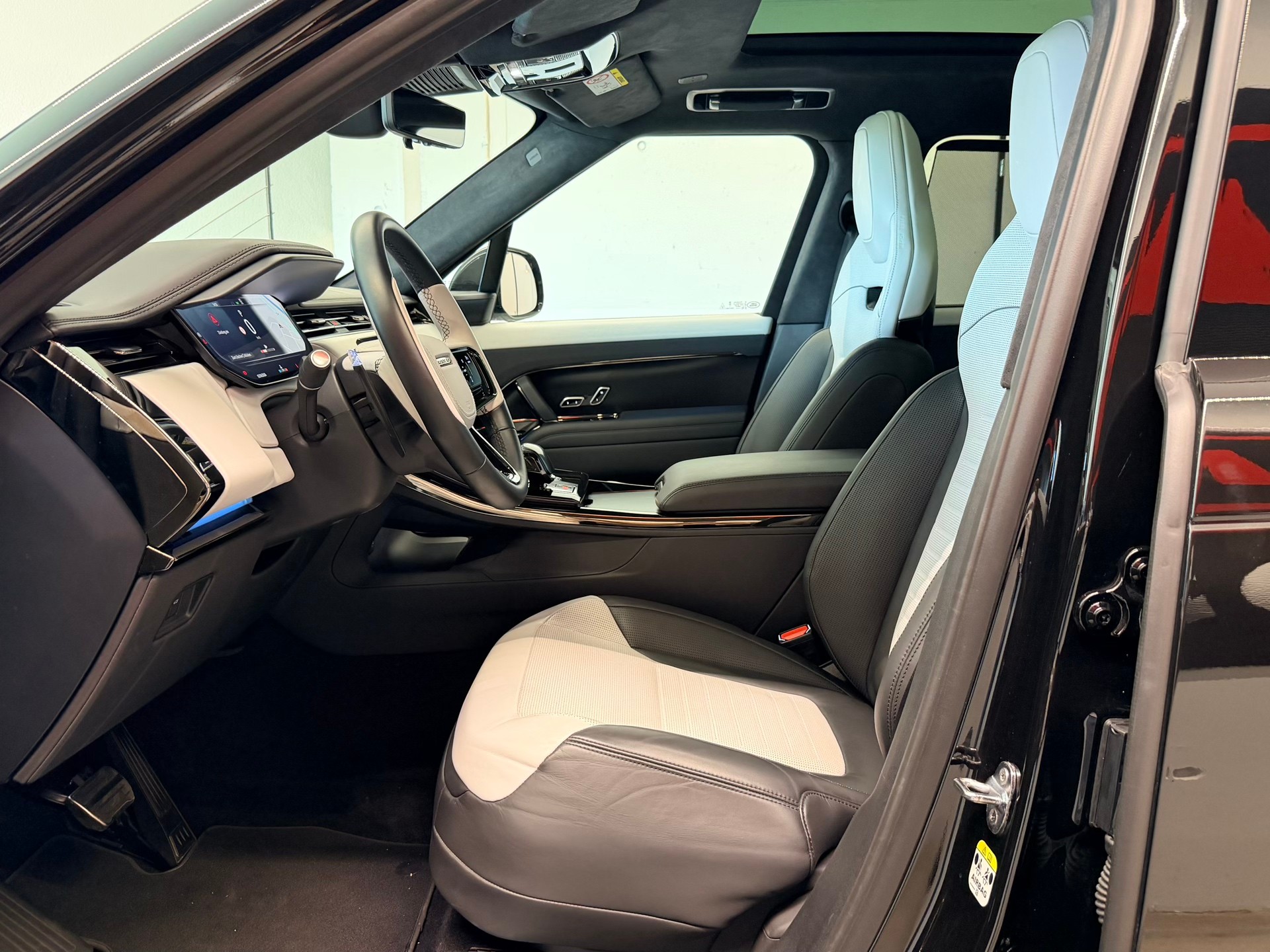 LAND ROVER Range Rover Sport P635 4.4 V8 SV Edition One-image-14