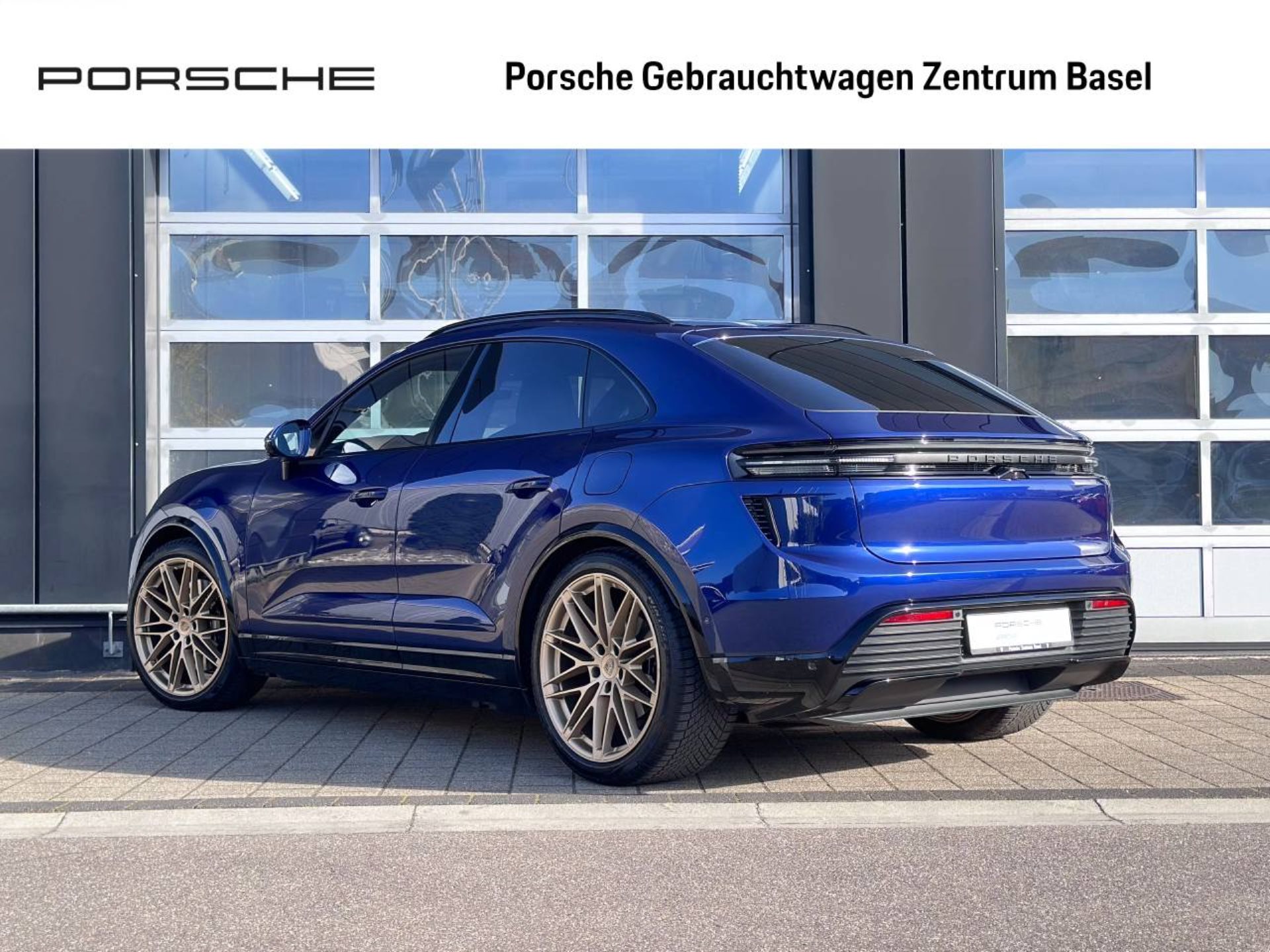 PORSCHE Macan Turbo-showroom-element-2