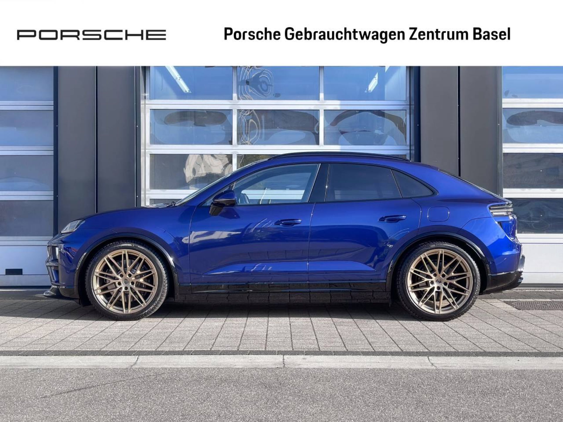 PORSCHE Macan Turbo-showroom-element-1