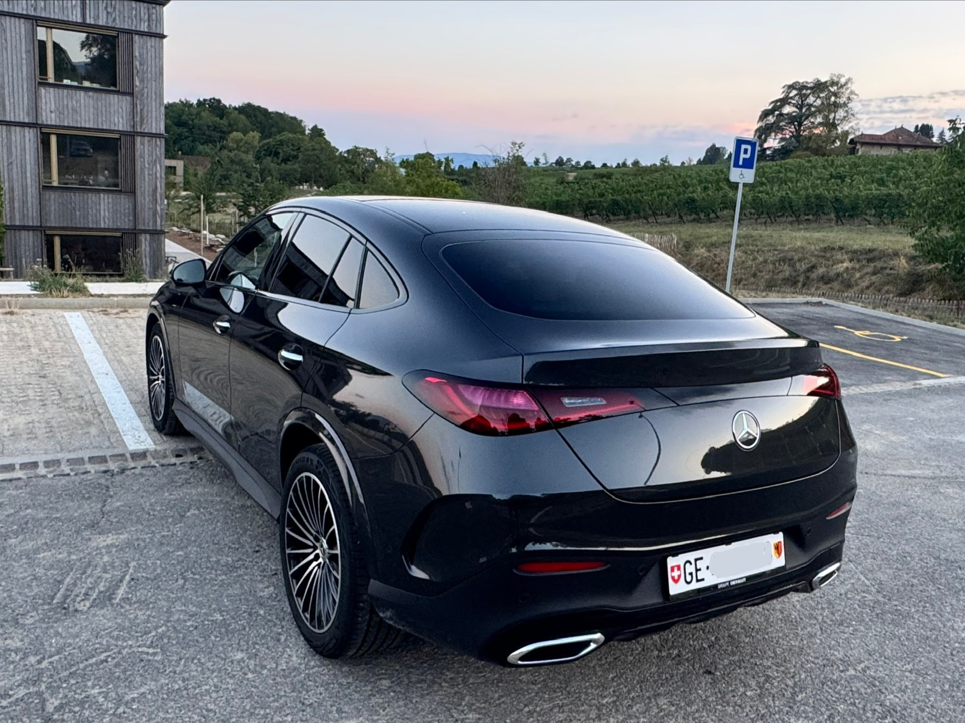 MERCEDES-BENZ GLC 200 Coupé AMG Line 4matic coupe-image-2