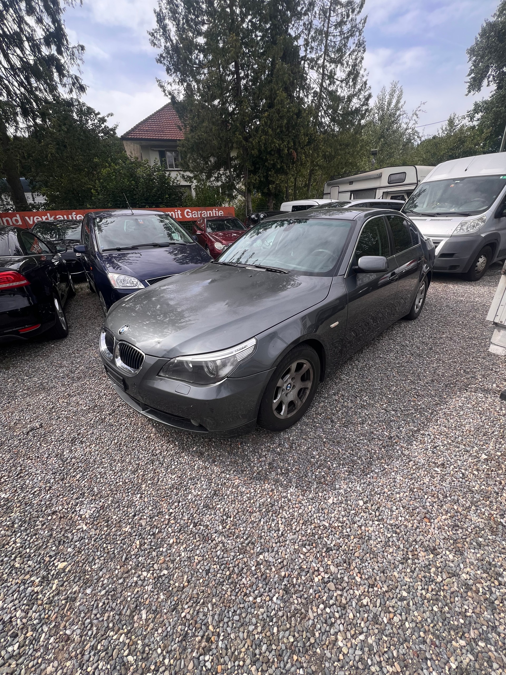 BMW 525i-showroom-element-1