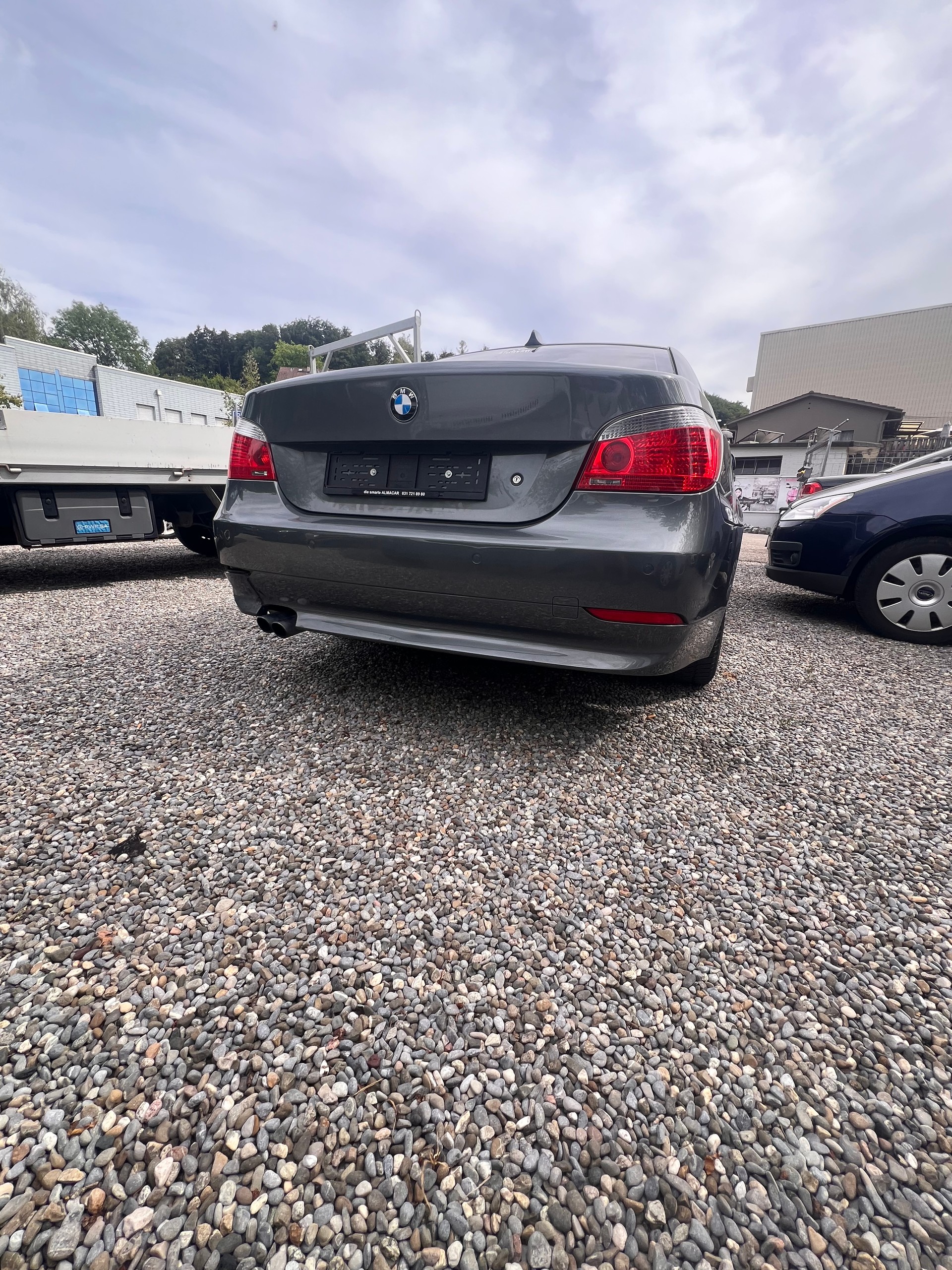 BMW 525i-showroom-element-3