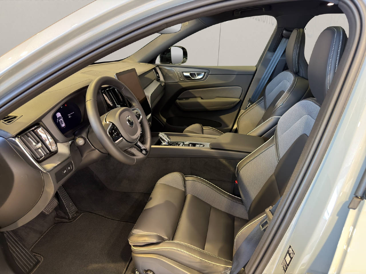 VOLVO XC60 2.0 T8 TE Black Edition eAWD-image-4