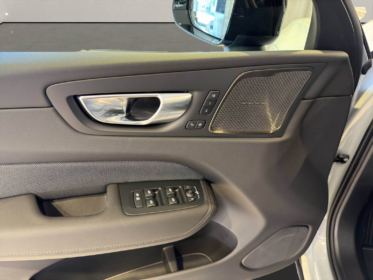VOLVO XC60 2.0 T8 TE Black Edition eAWD-image-14