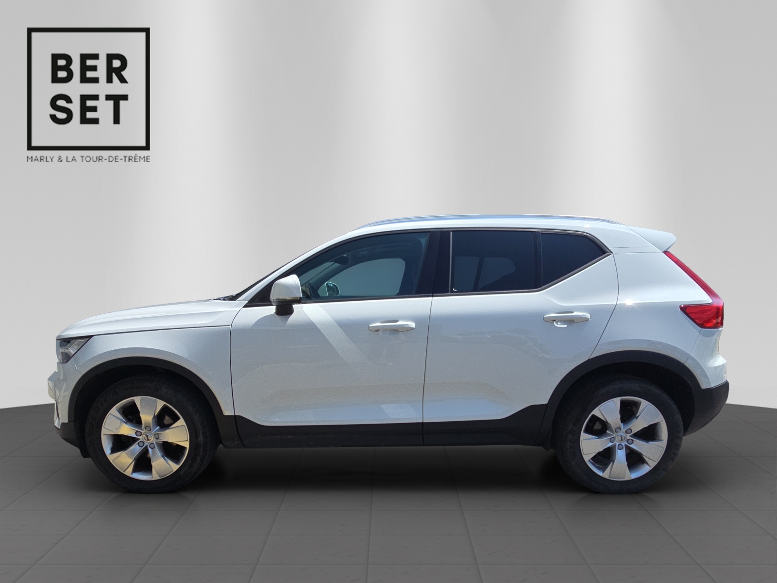 VOLVO XC40 1.5 T3 Momentum-showroom-element-1