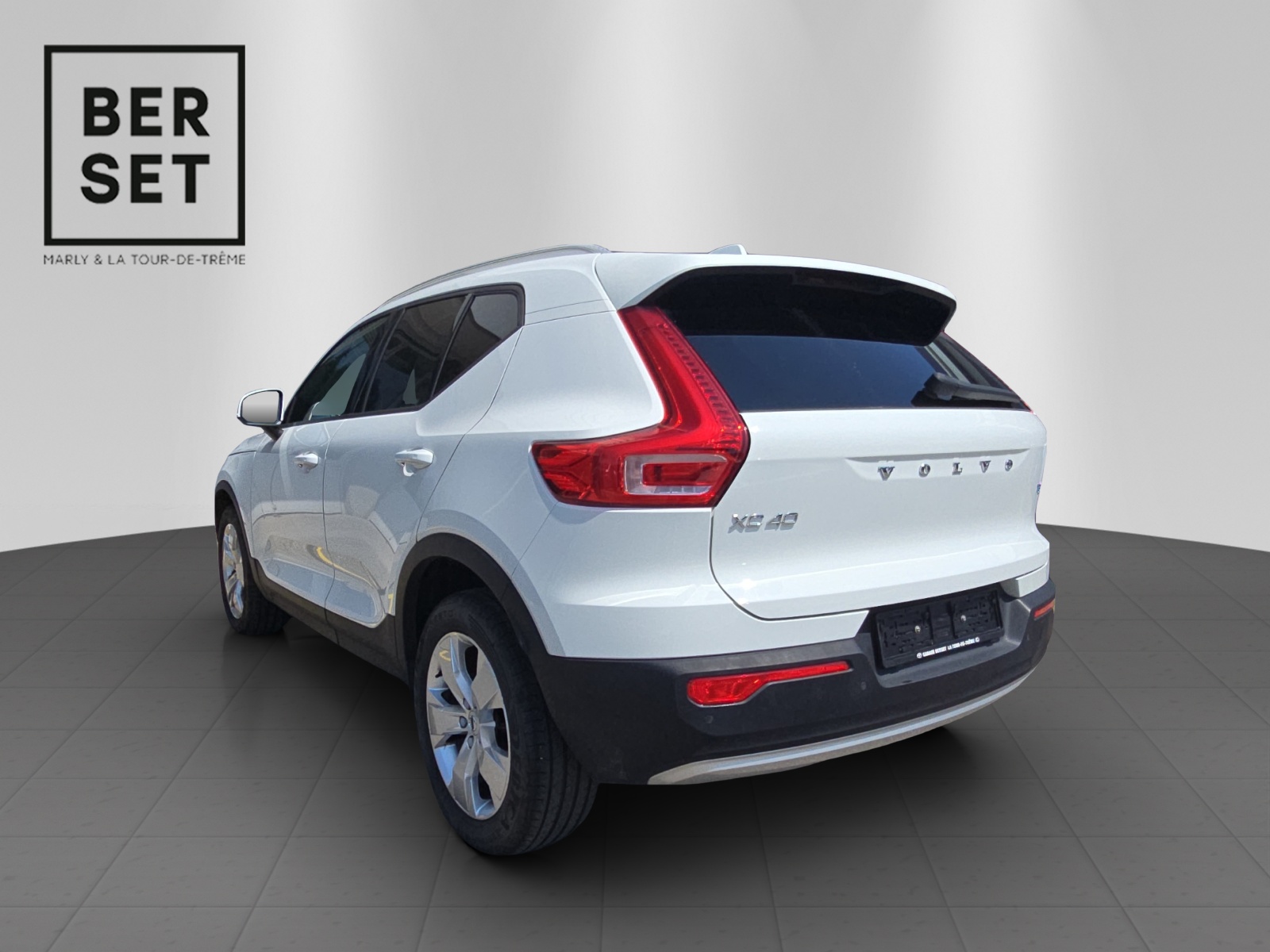 VOLVO XC40 1.5 T3 Momentum-showroom-element-2