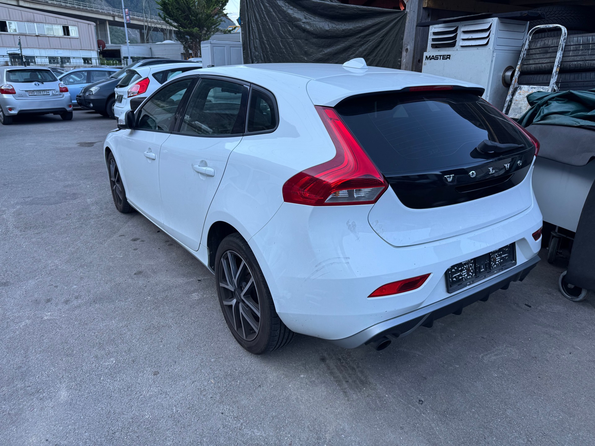 VOLVO V40 T2 Momentum-image-3