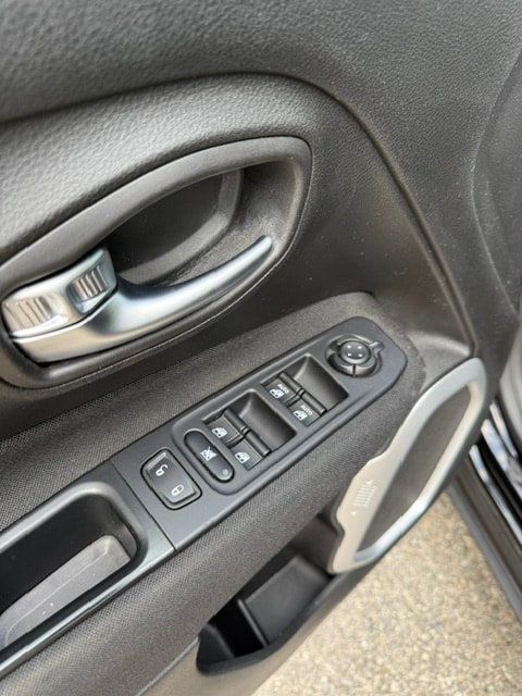 JEEP Renegade 1.4 Turbo Longitude-image-23