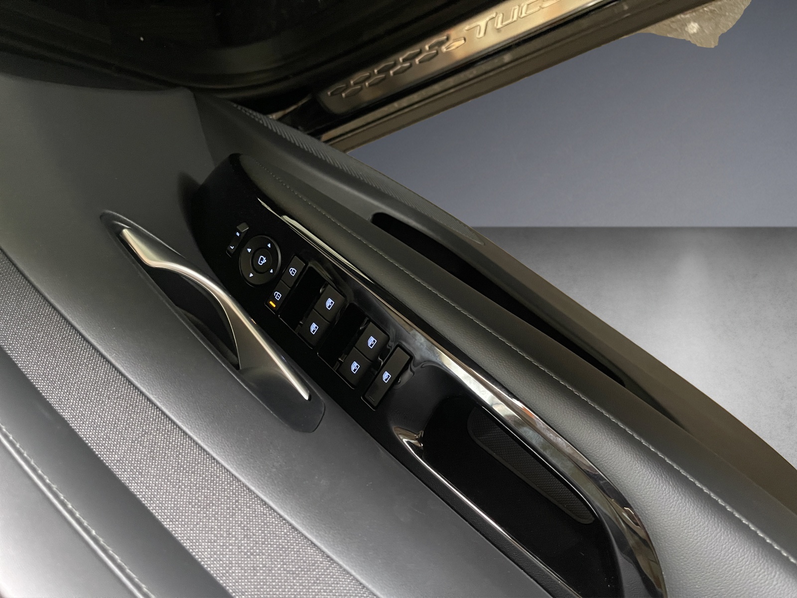 HYUNDAI Tucson 1.6 TGDI HEV Vertex 4WD Swiss Edition-image-8