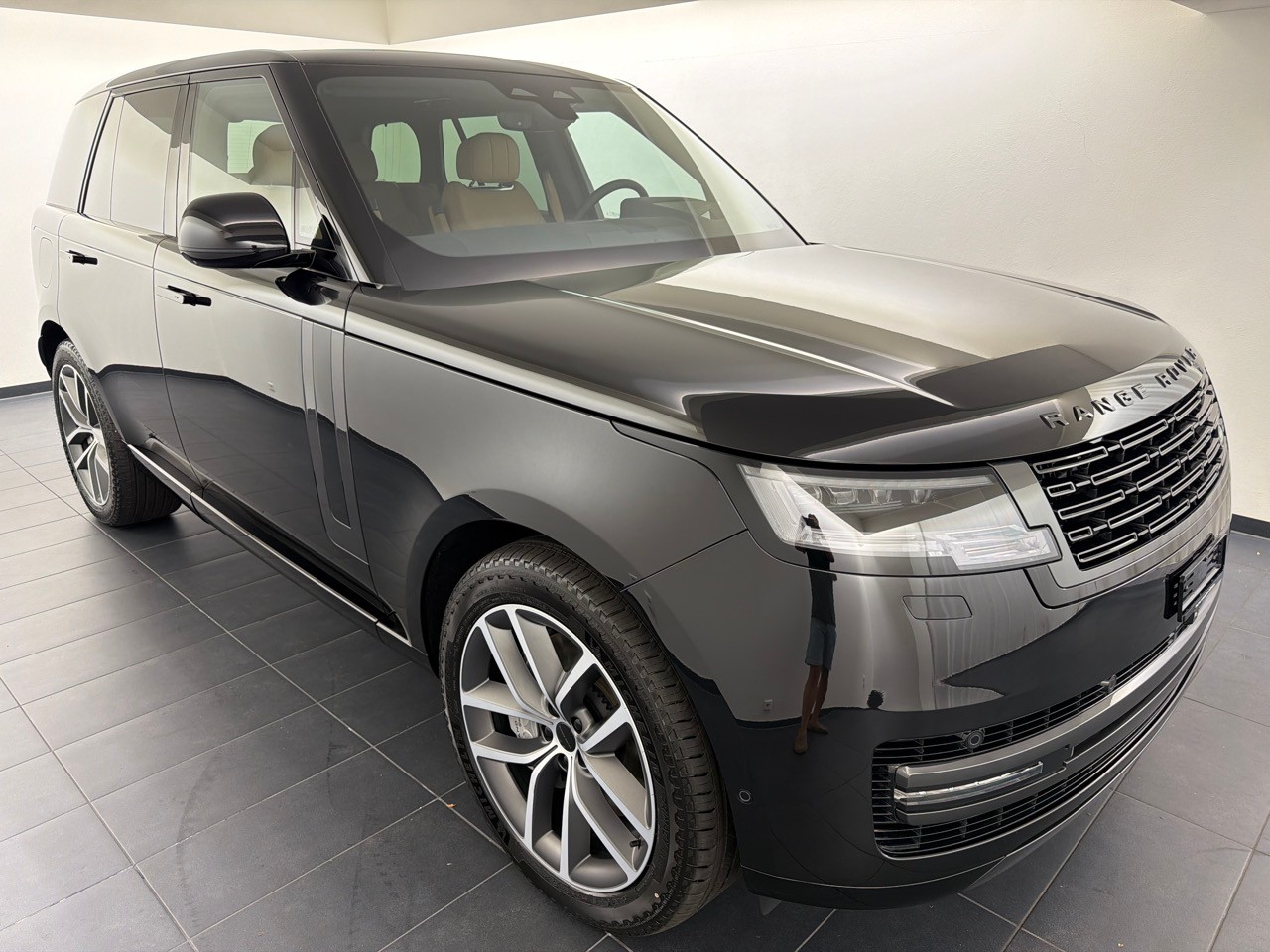 LAND ROVER RR P550ePHEV HSE-showroom-element-3