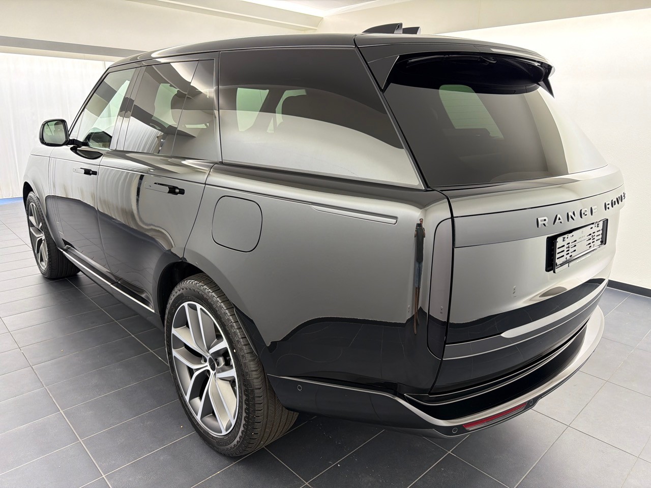 LAND ROVER RR P550ePHEV HSE-showroom-element-1