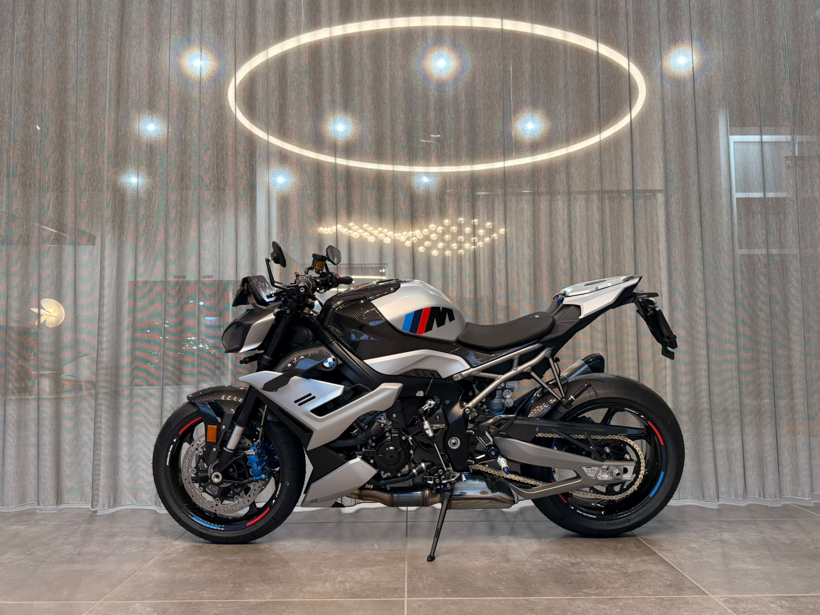 BMW M 1000 R-showroom-element-1