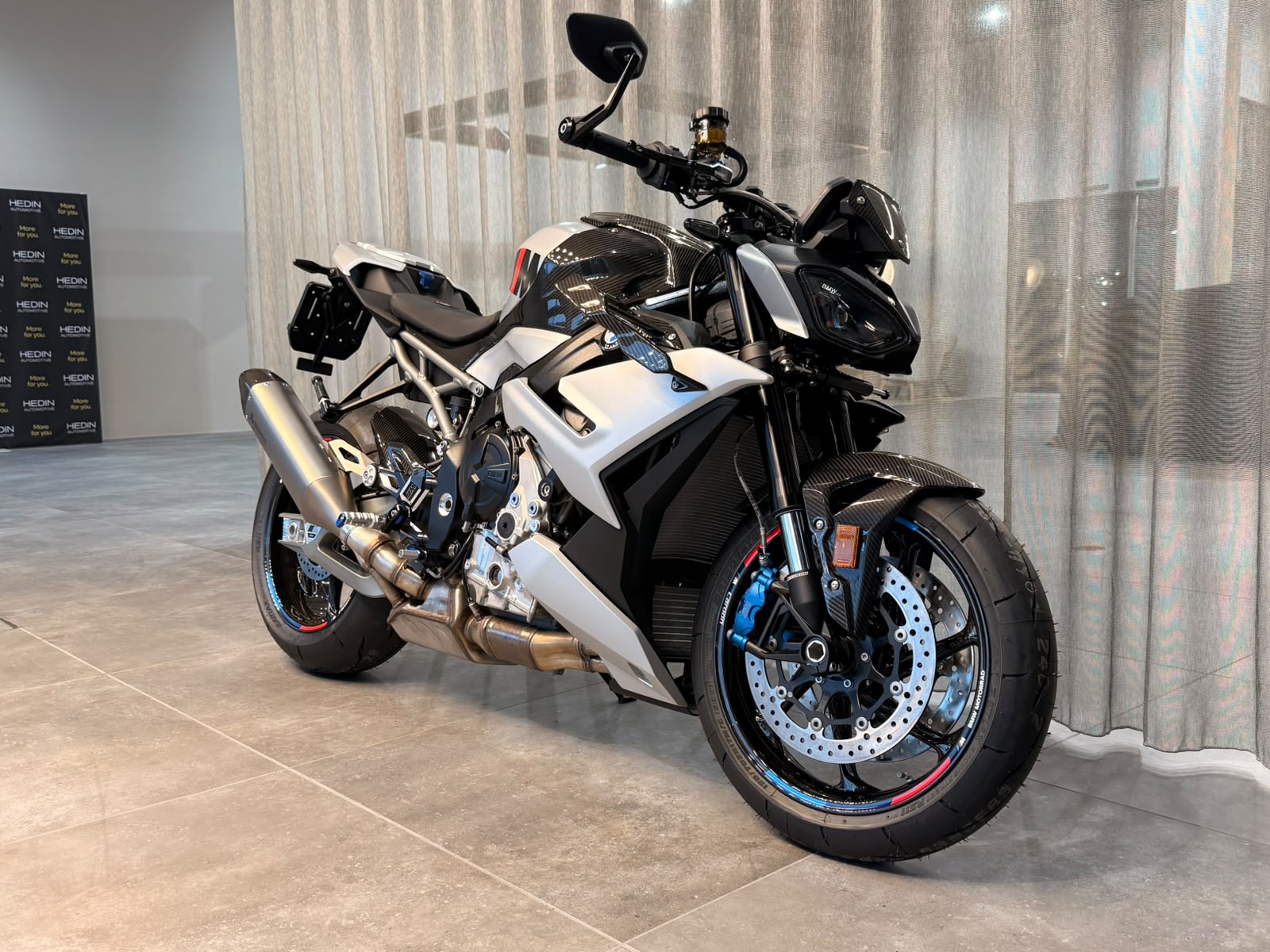 BMW M 1000 R-showroom-element-2