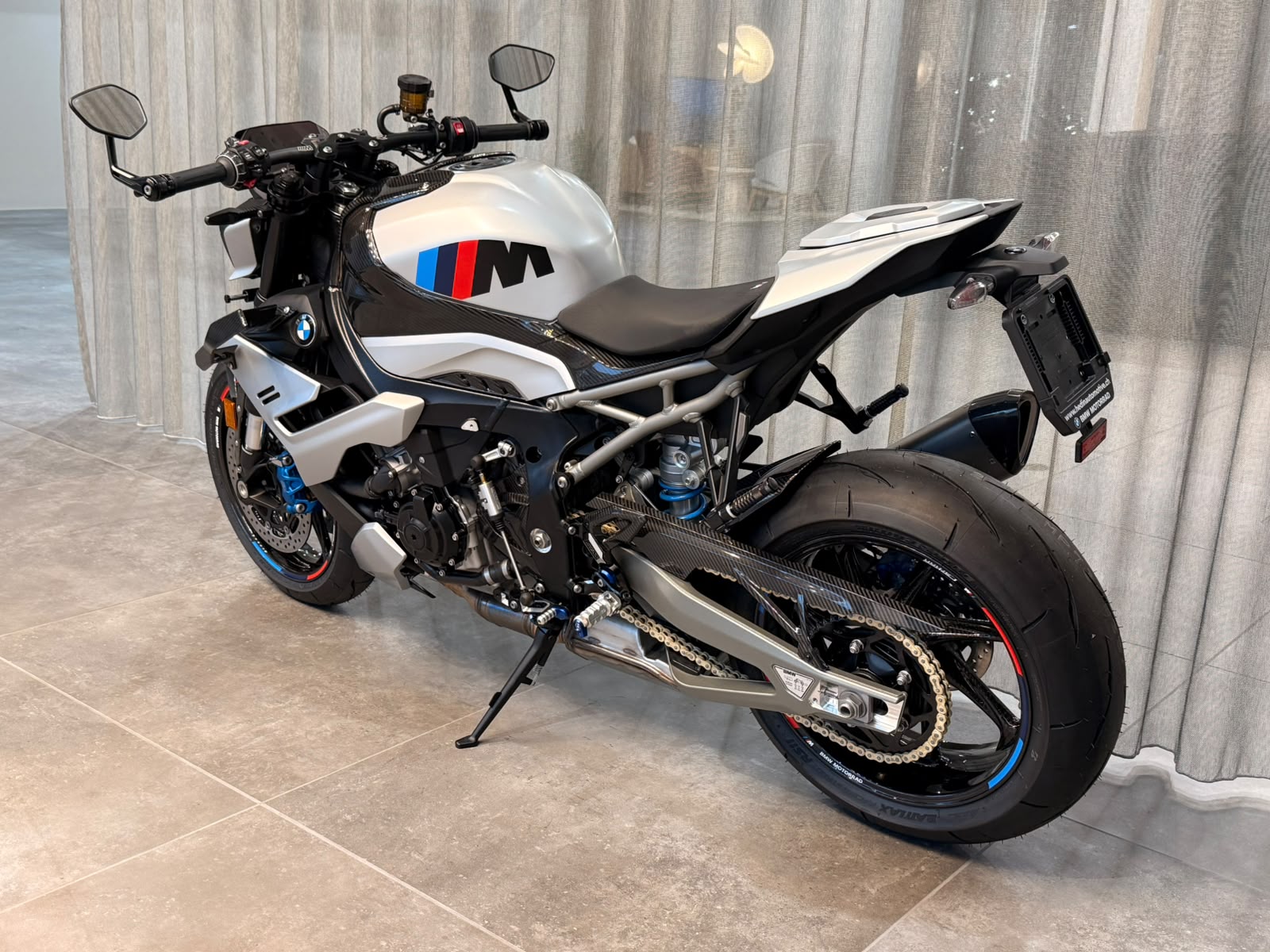 BMW M 1000 R-showroom-element-3