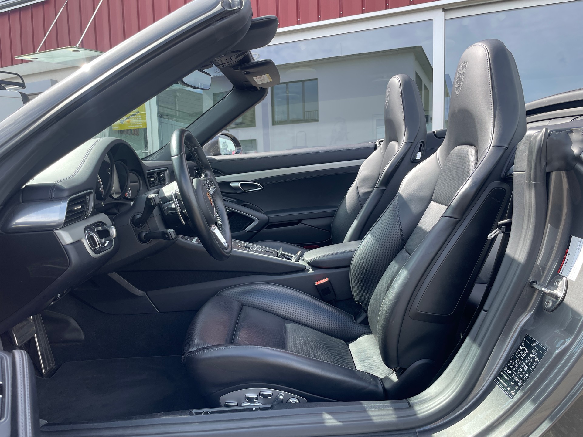 PORSCHE 911 Turbo S Cabrio PDK-image-11