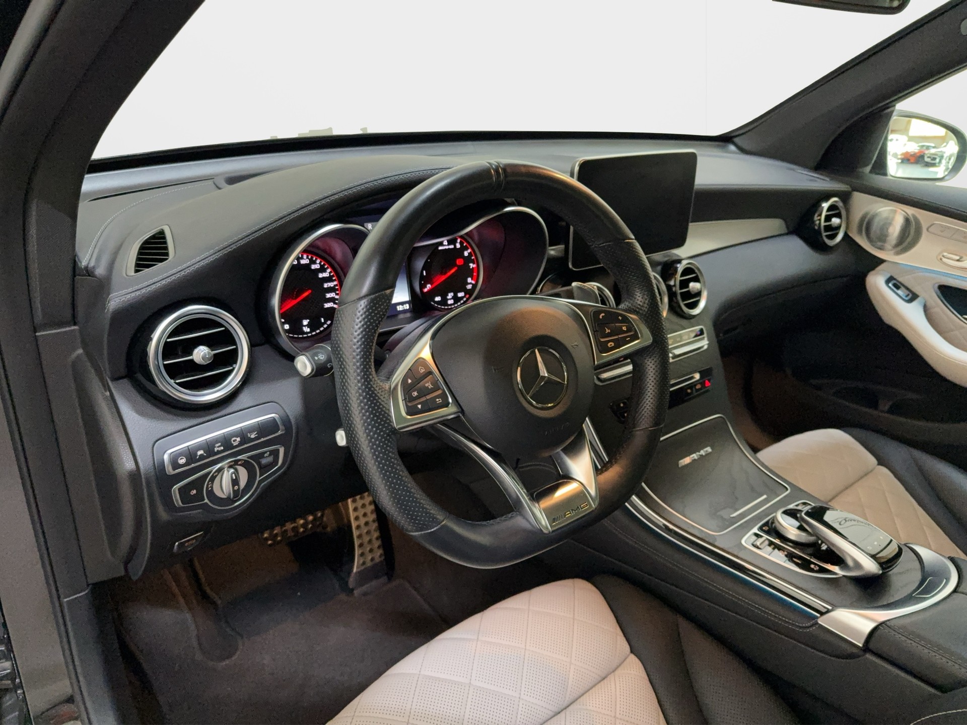 MERCEDES-BENZ GLC 63 S AMG 4Matic+ 9G-Tronic-image-15