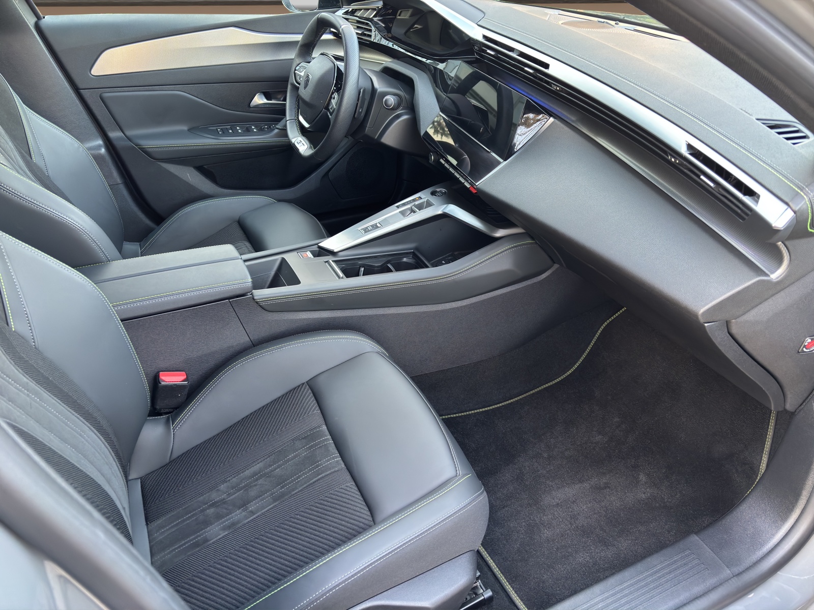 PEUGEOT 308 SW 1.6 PHEV 225 GT-image-9