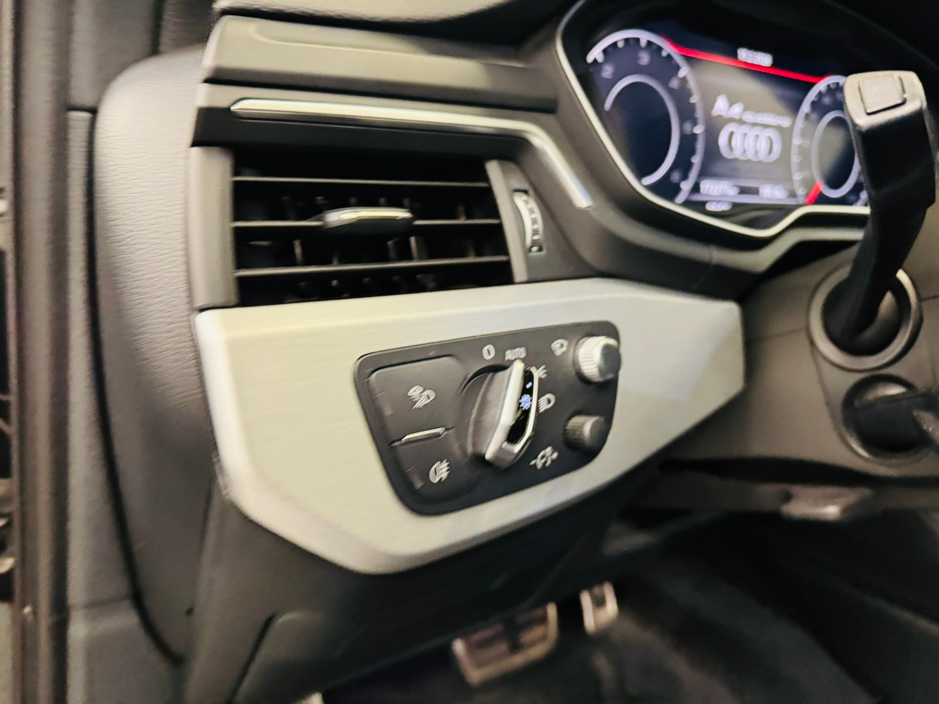 AUDI A4 Avant 3.0 TDI Sport quattro tiptronic-image-17