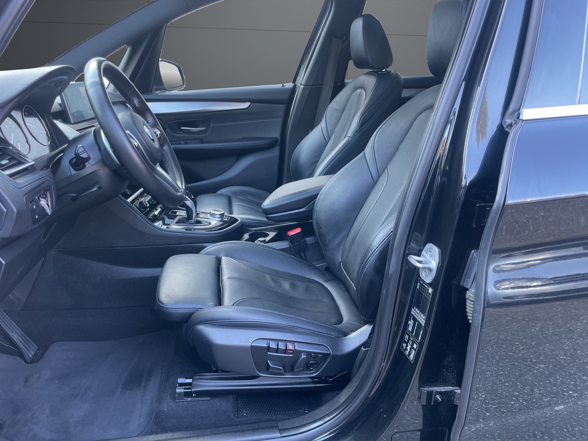 BMW 220d xDrive M Sport Gran Tourer Steptronic Travel Edition-image-6