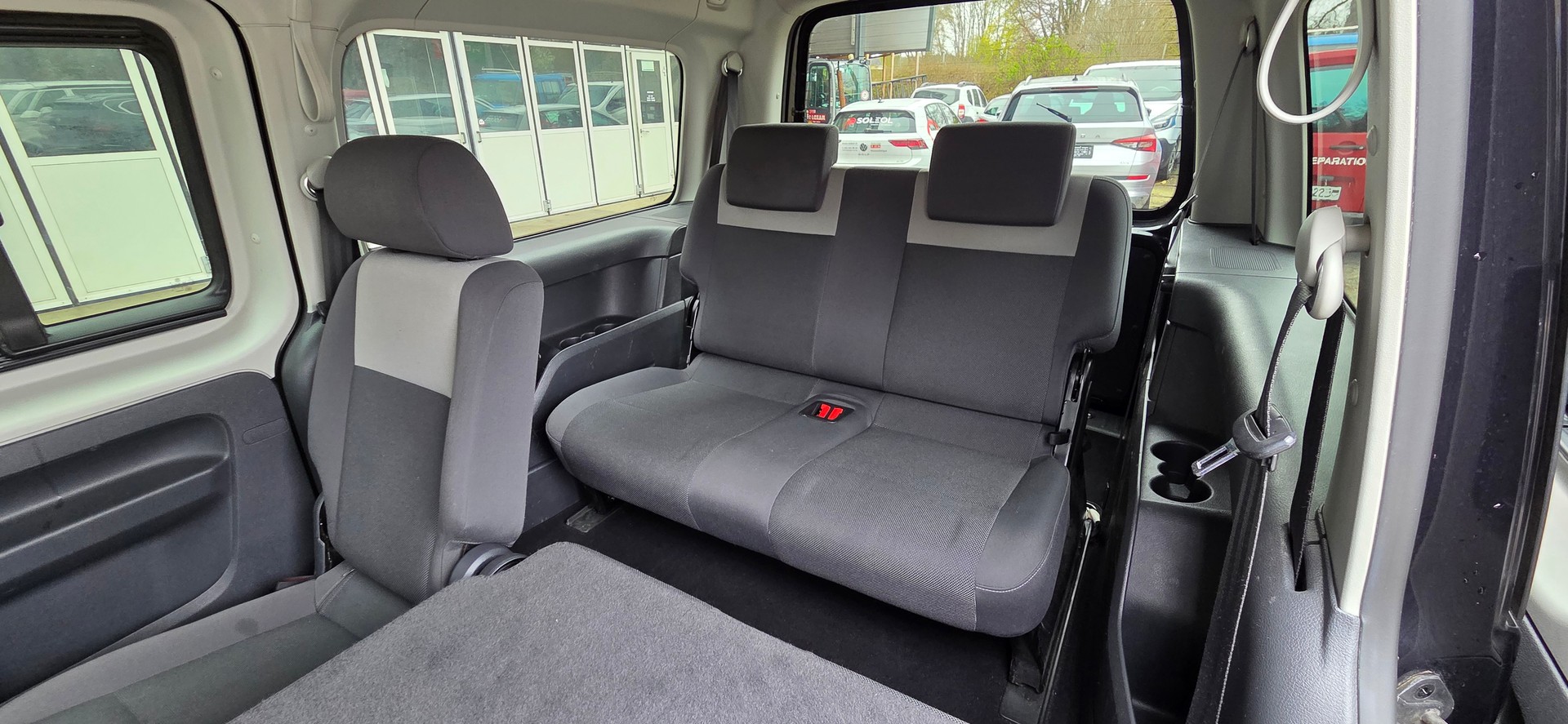 VW Caddy Maxi 1.6 TDI Blue Motion Family DSG-image-9