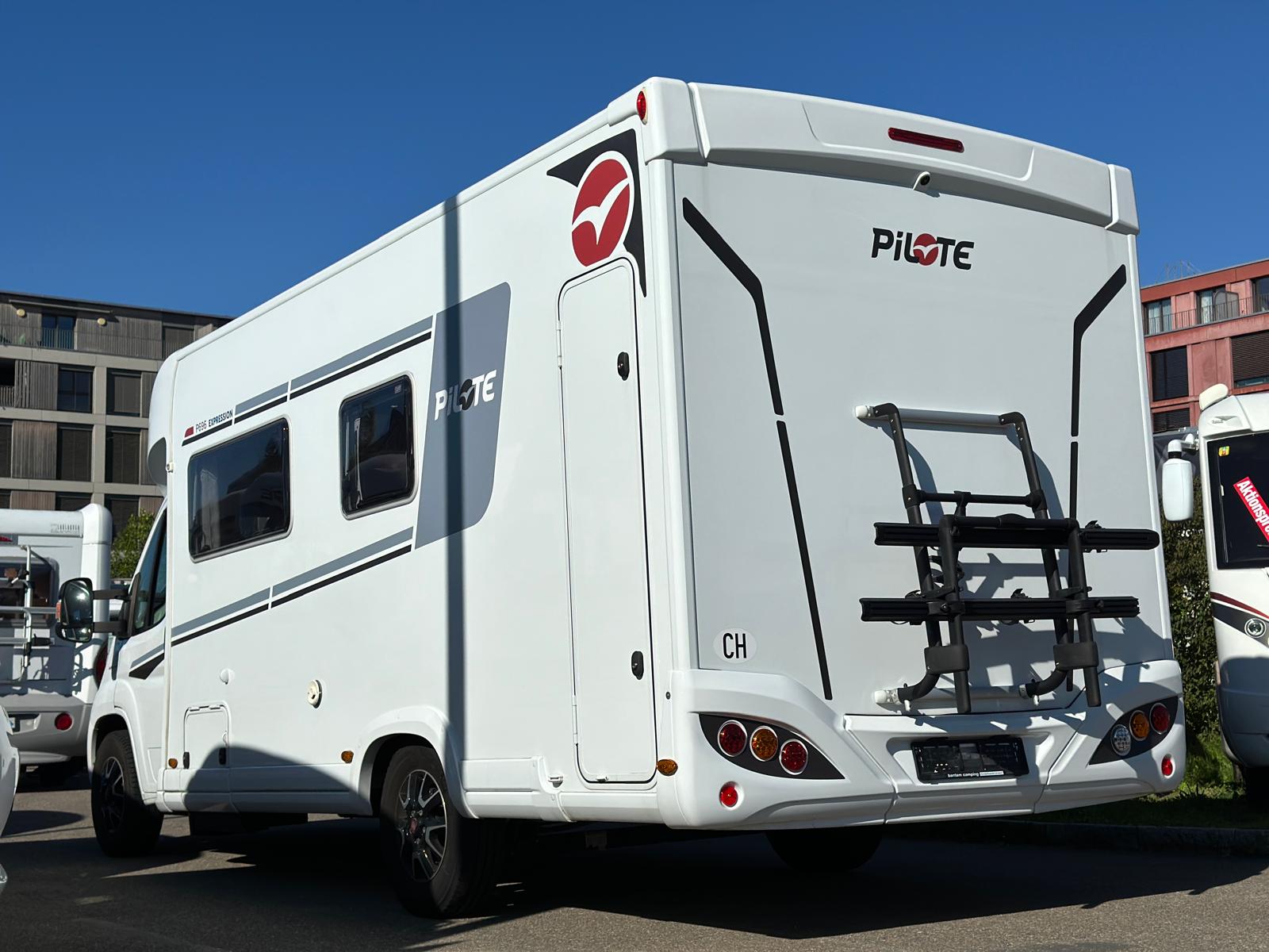 PILOTE P696 D***Solar Panel***elektr. sowie Gasheizung***gr. Hubbett***Aussendusche**Panorama**-showroom-element-2