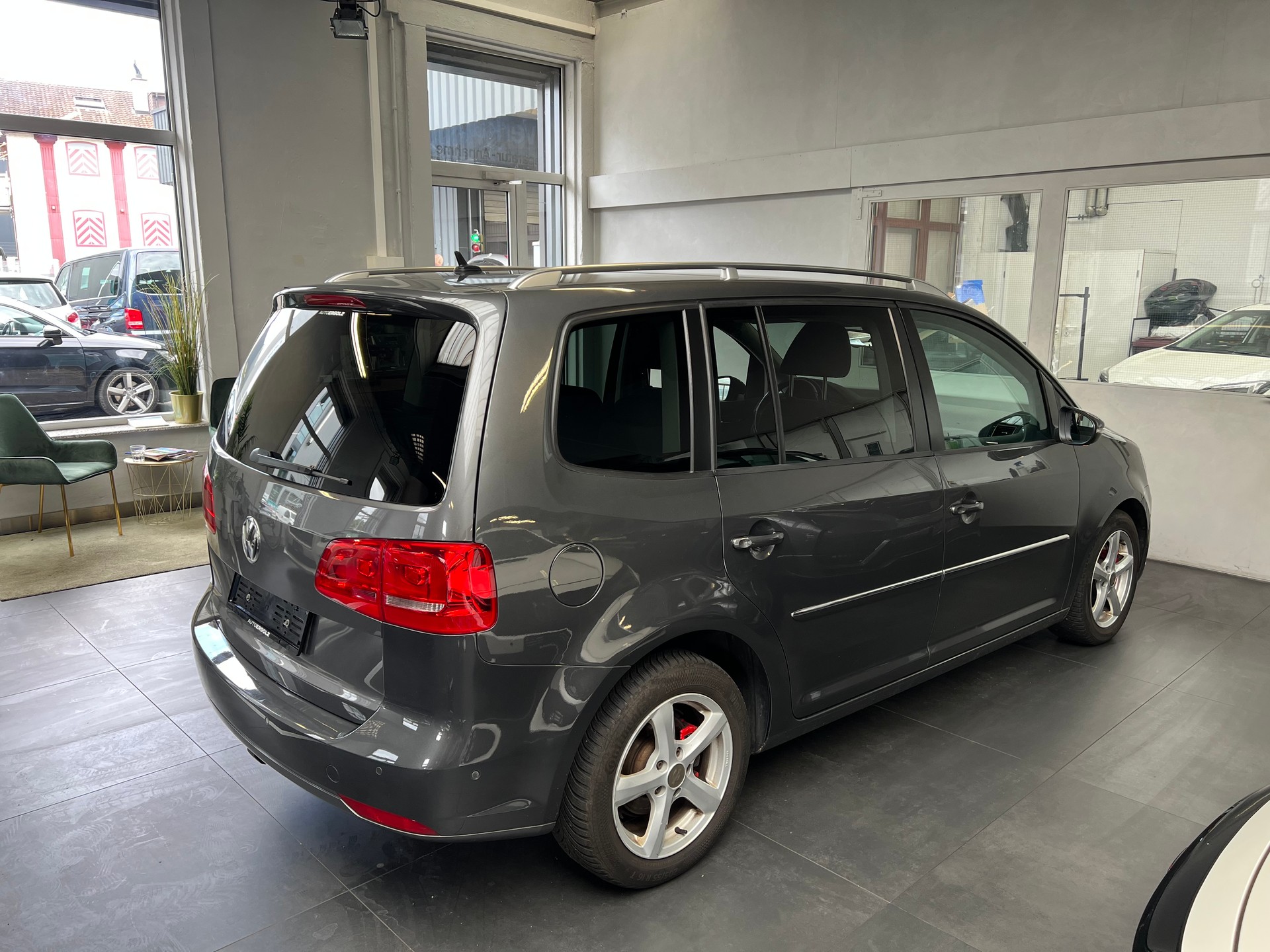 VW Touran 2.0 TDI Highline DSG-image-3