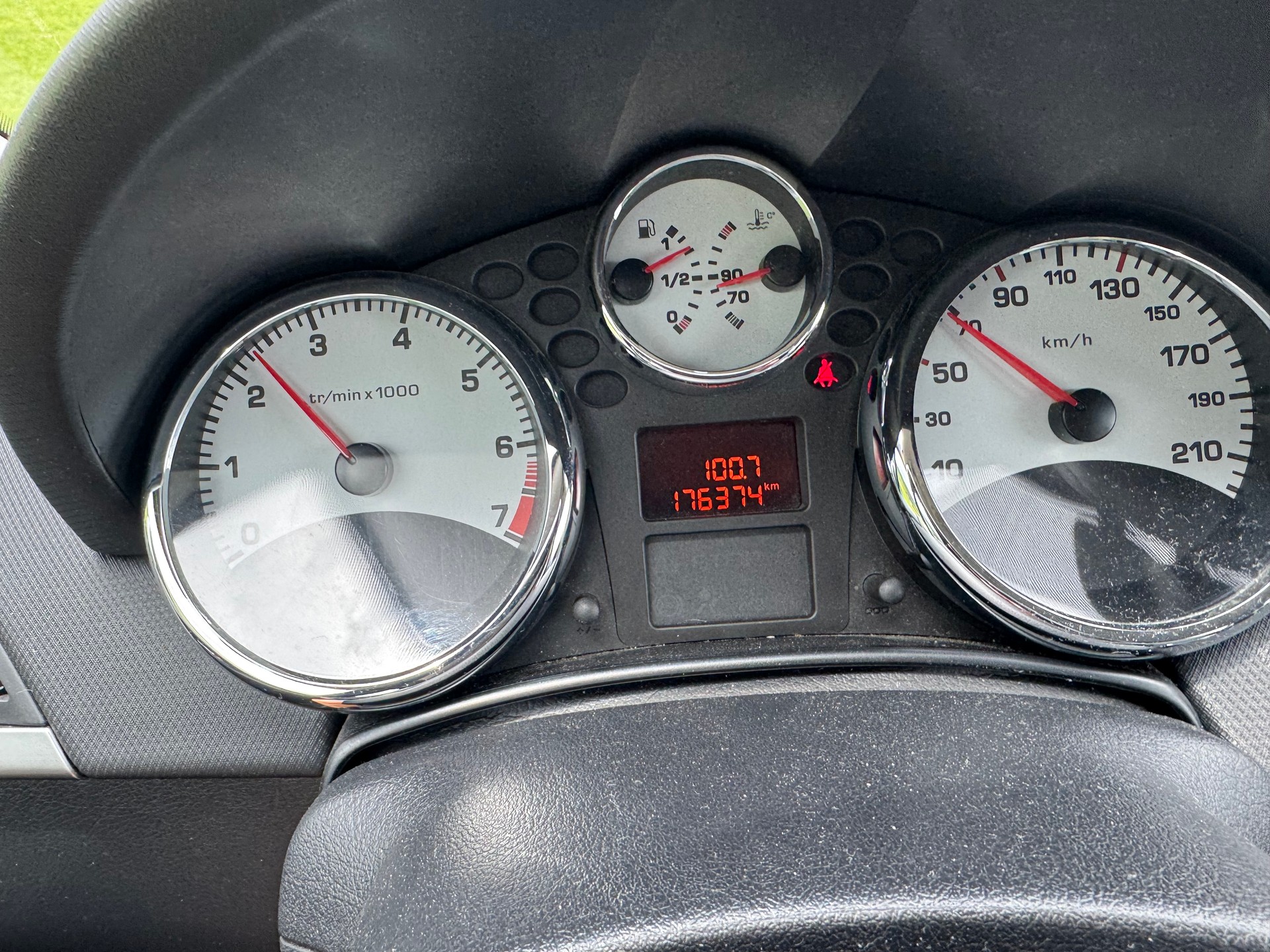 PEUGEOT 207 1.6 16V Turbo Sport-image-9