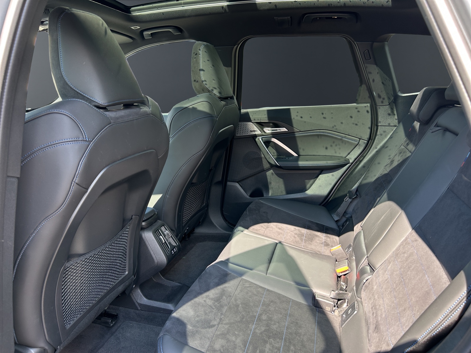 BMW iX1 30 xDrive-image-12