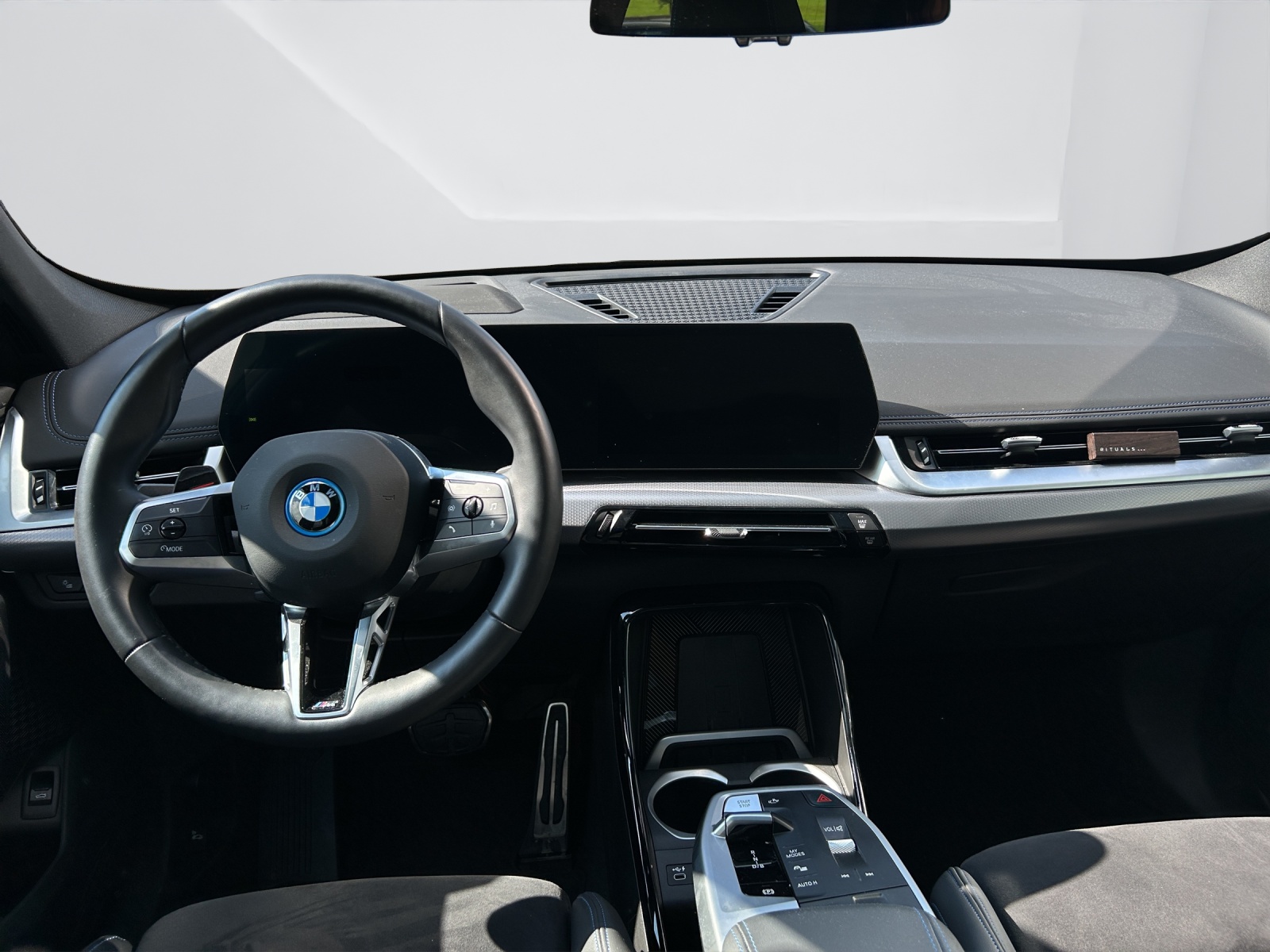 BMW iX1 30 xDrive-image-16