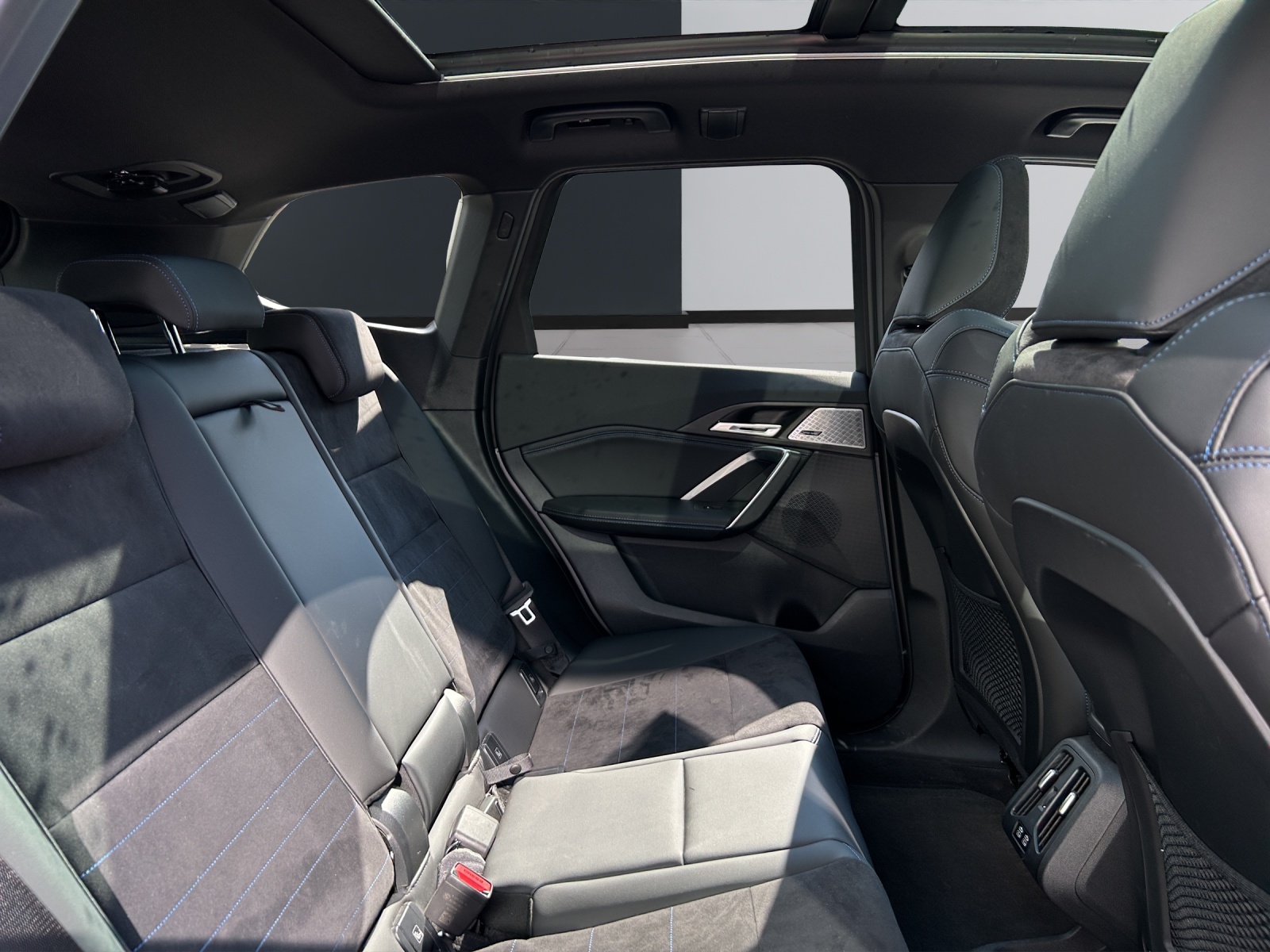 BMW iX1 30 xDrive-image-13