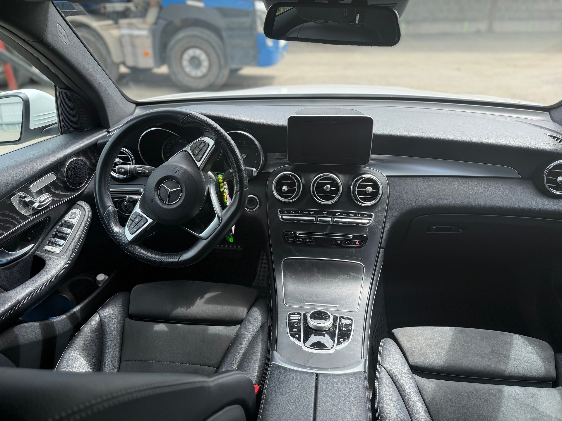 MERCEDES-BENZ GLC 220 d AMG Line 4m-showroom-element-3